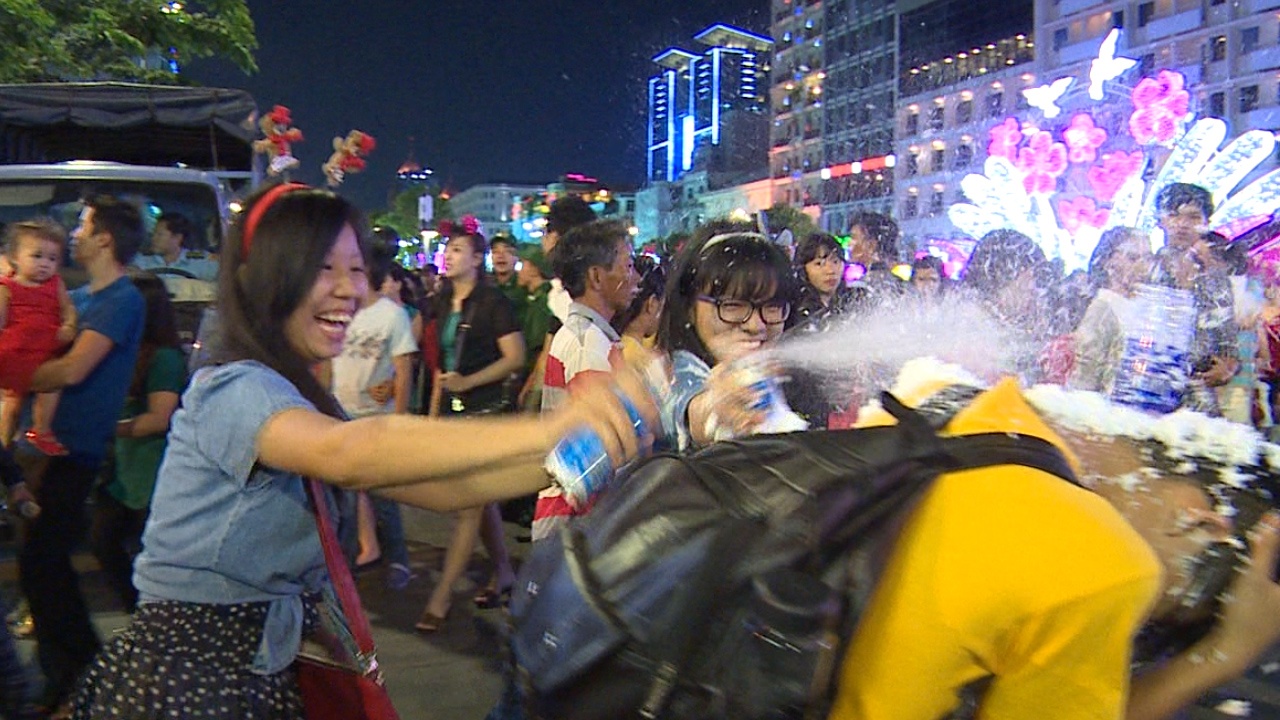 Gioi tre Sai Gon thich thu voi tro xit tuyet dem Giang sinh hinh anh