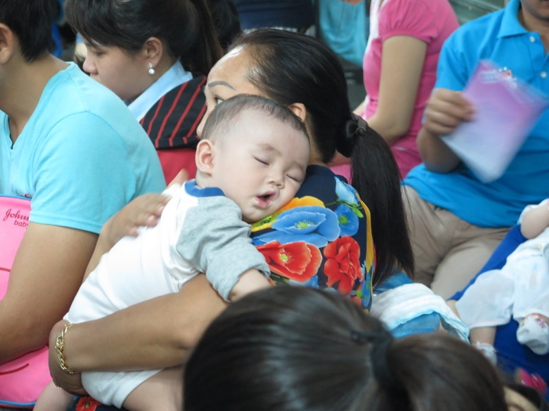 Nguoi Sai Gon xep hang tu 5h sang tiem ngua cho con hinh anh