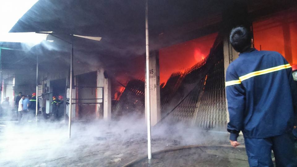 Chay lon, cu ong 85 tuoi treo len mai nha thoat than hinh anh