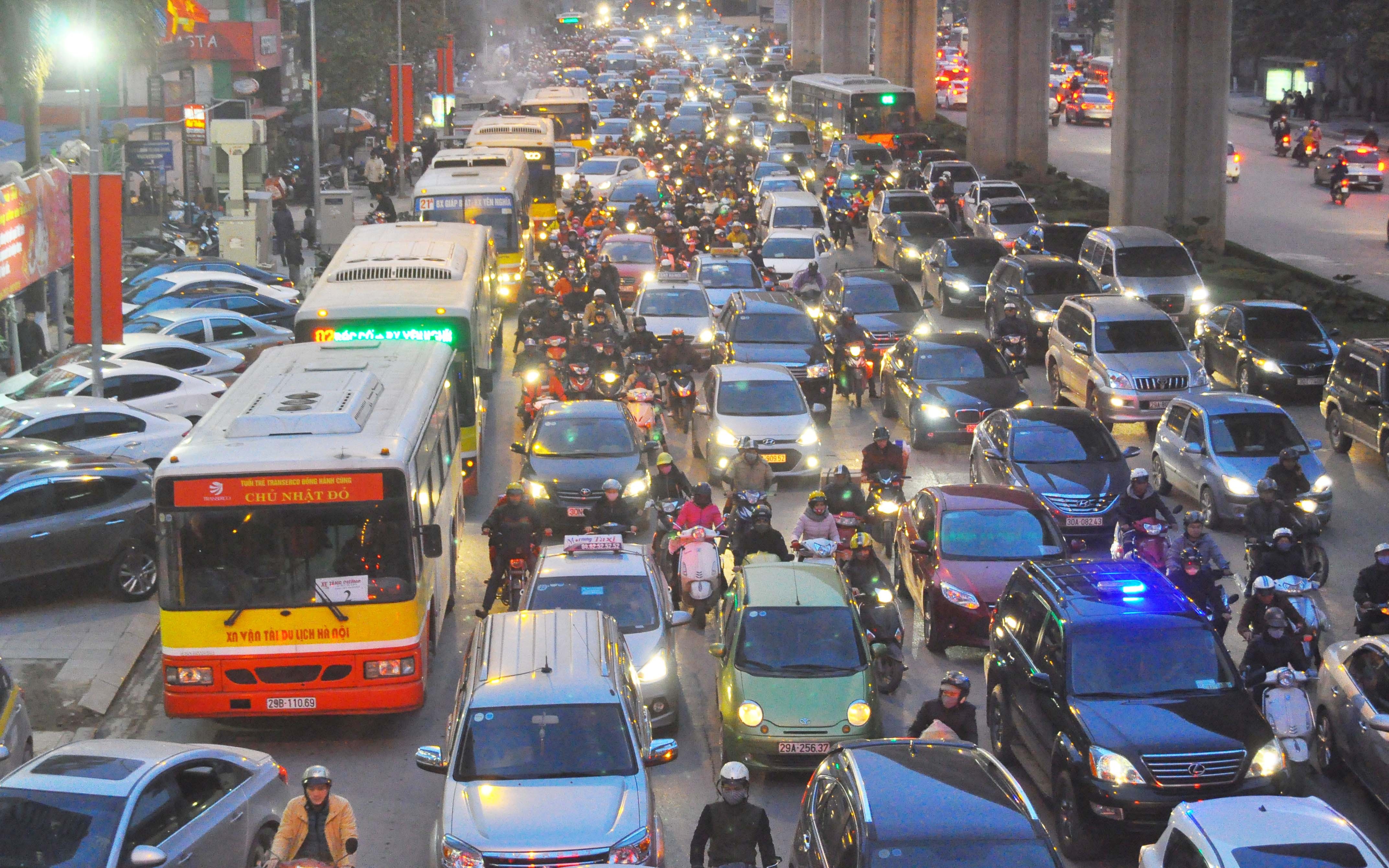 Xe co ket cung tren duong ve que an Tet hinh anh