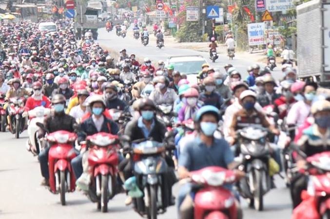 Duong mien Tay chat cung xe may do ve Sai Gon hinh anh