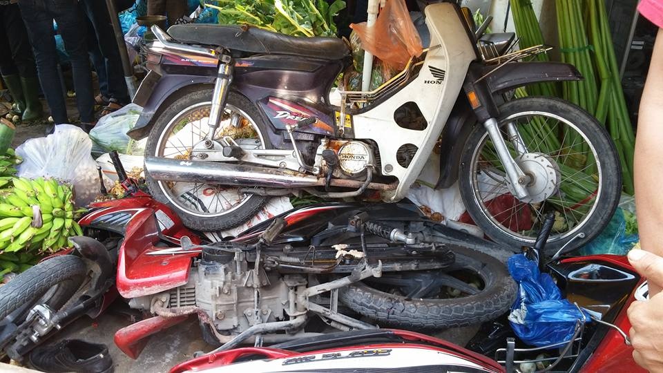 Xe ben gay tai nan lien hoan, 2 nguoi chet tai cho hinh anh