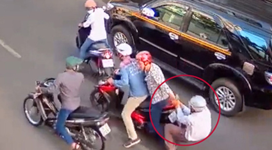 Nan cuop giat du khach dang boi xau Sai Gon hinh anh