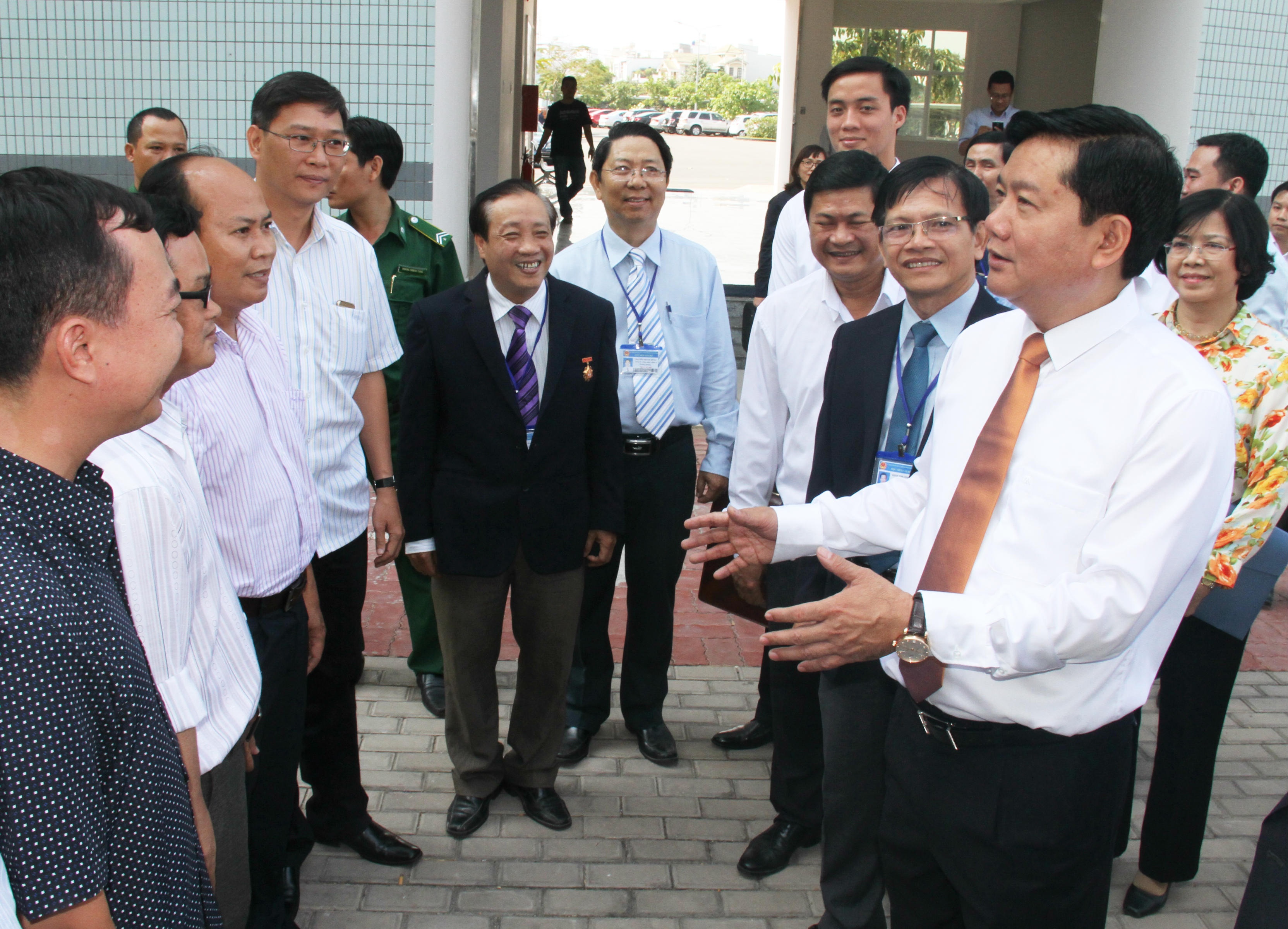 Bi thu Thang de nghi moi doanh nhan thanh dat dao tao can bo hinh anh