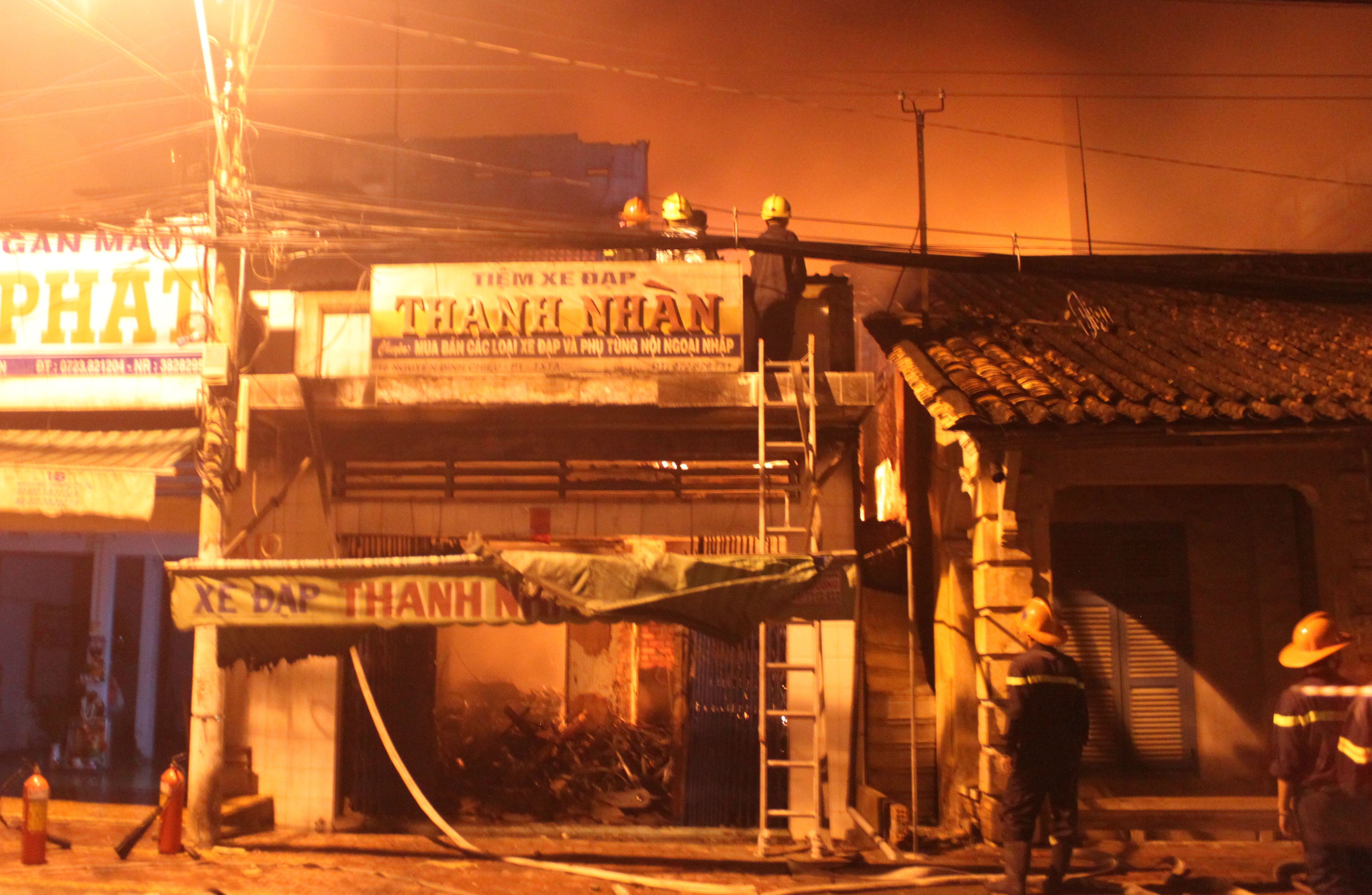 Giai cuu 4 nguoi ket trong dam chay giua khuya hinh anh