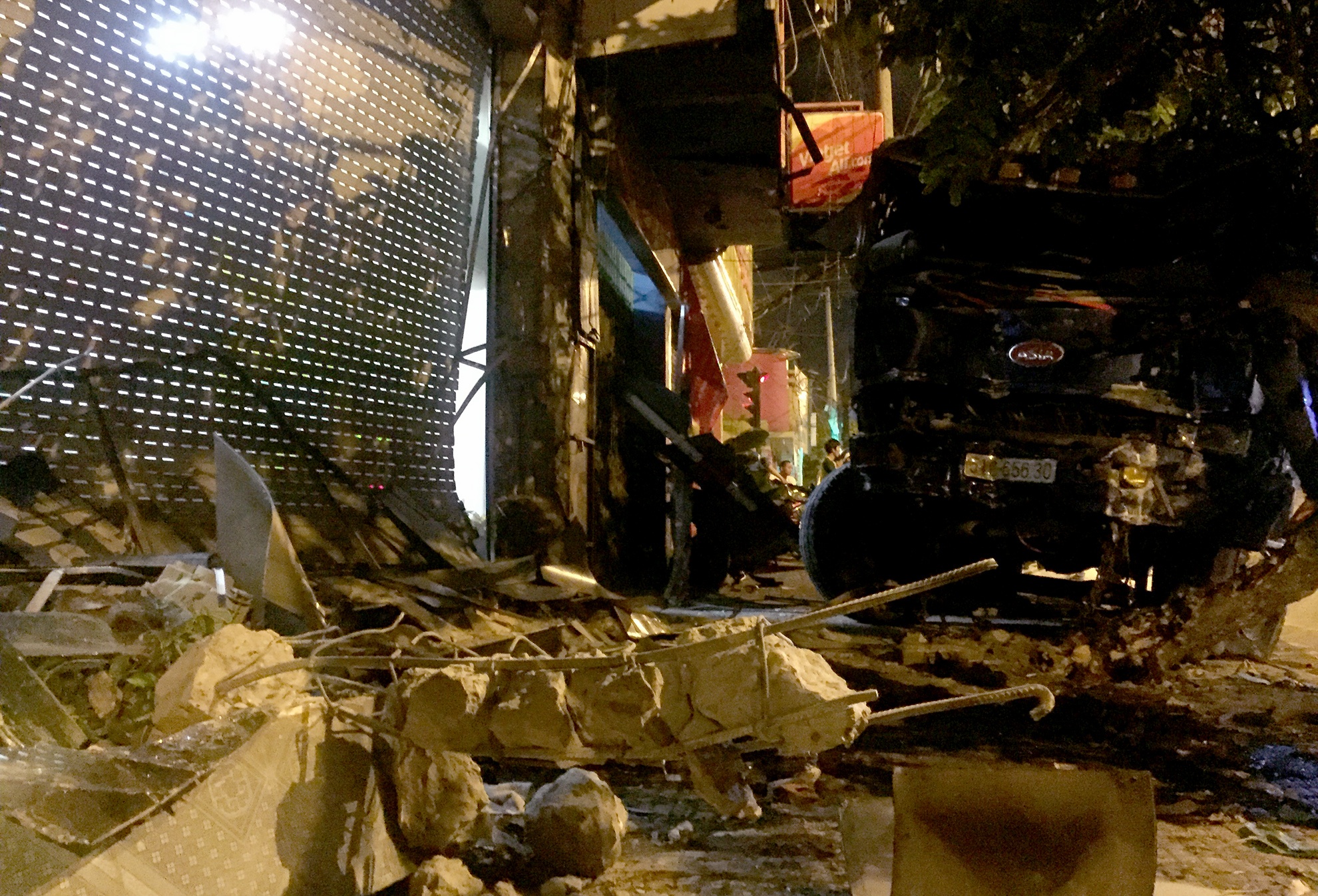 Xe ben keo le 2 thanh nien roi lao vao nha dan giua dem hinh anh