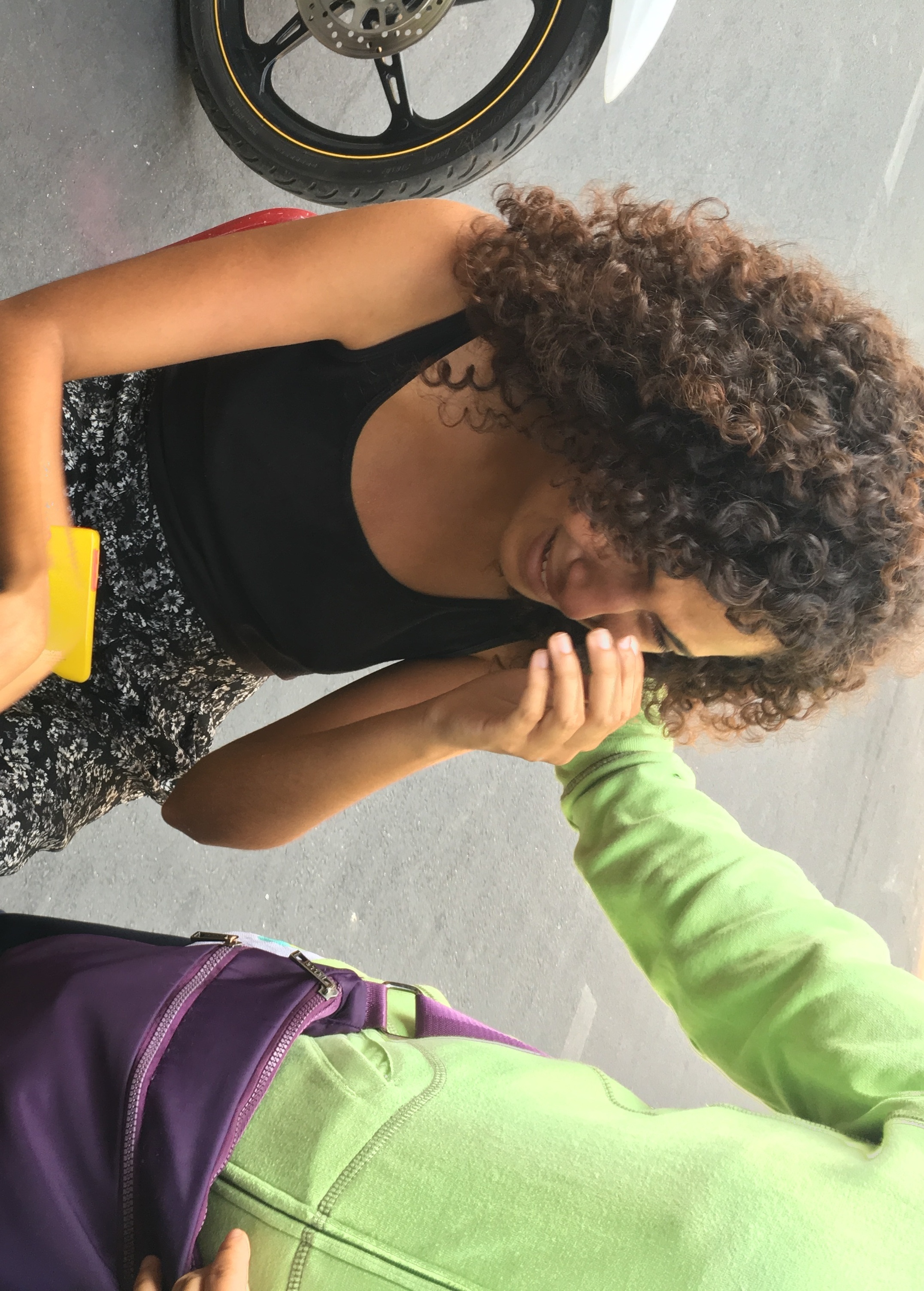 Nu du khach ngoi khoc vi bi cuop giua Sai Gon hinh anh