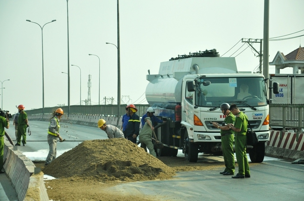 xe bon cho xang bi tai nan anh 2
