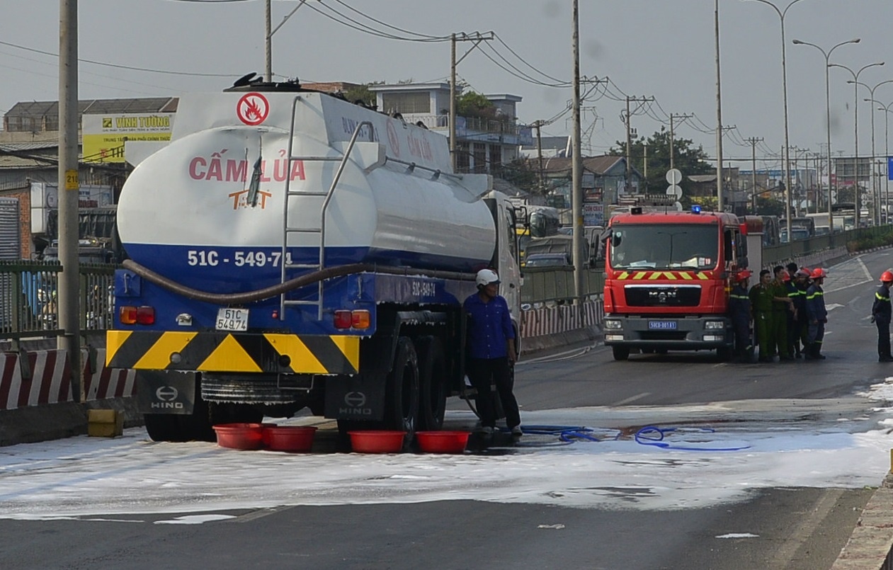 Xe bon cho xang bi tai nan, 10 xe chua chay ung cuu hinh anh