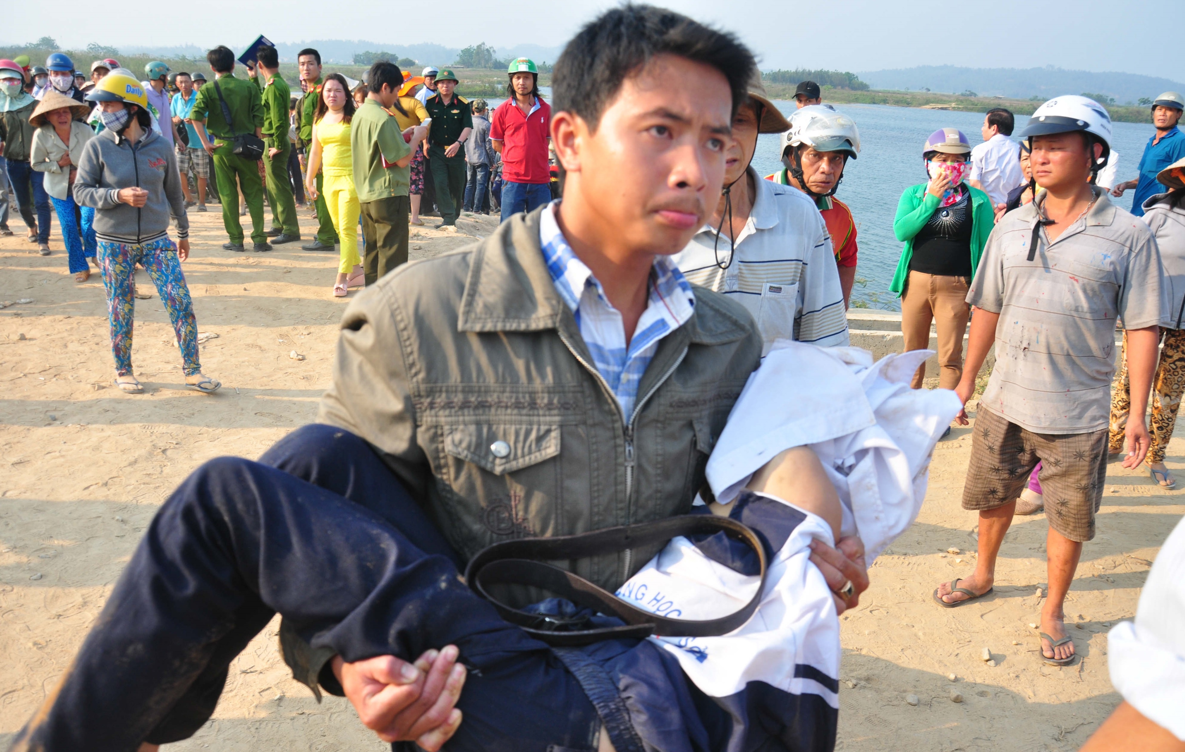 Tim thay thi the 9 hoc sinh chet duoi o Quang Ngai hinh anh