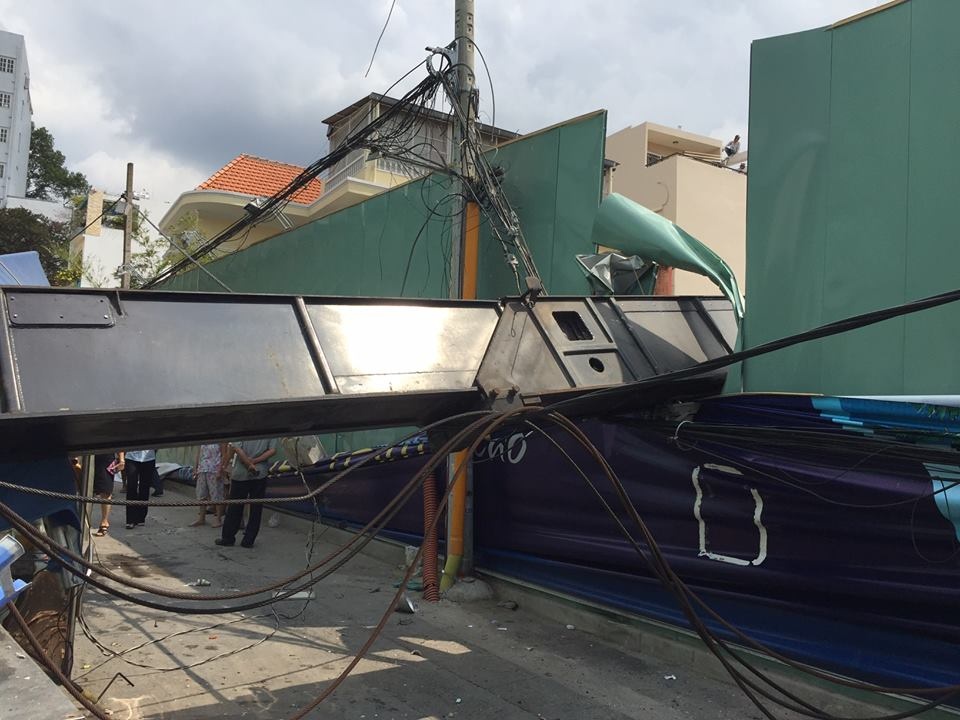 Sap can cau, hang chuc tre mam non o Sai Gon thoat chet hinh anh