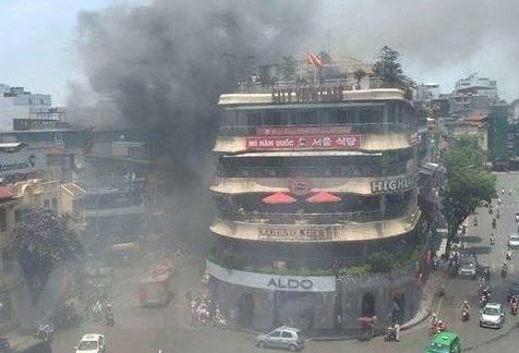 Chay gan toa nha Ham Ca map giua thu do hinh anh