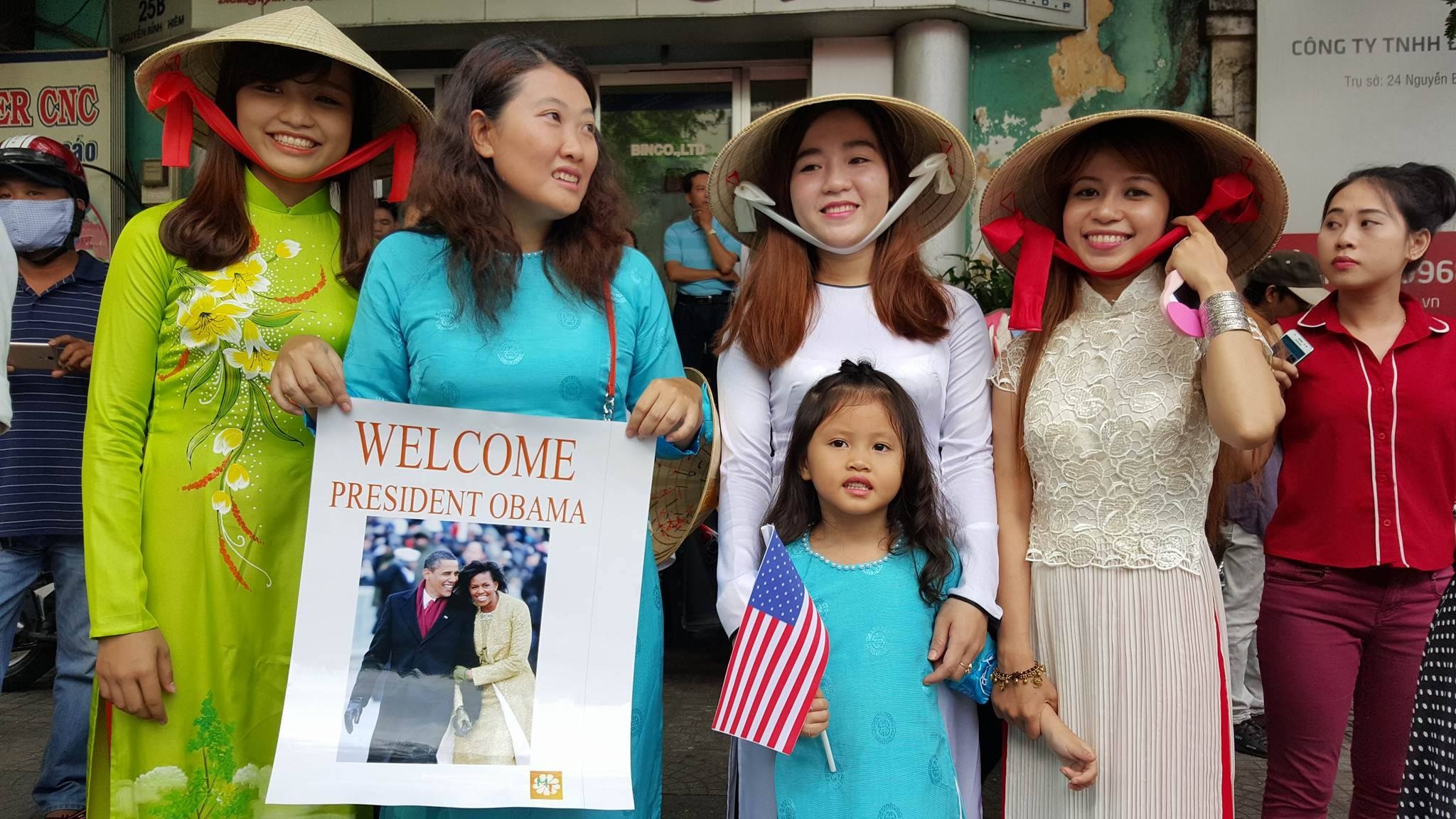 Hang tram ban tre Sai Gon xep hang tu sang som cho ong Obama hinh anh