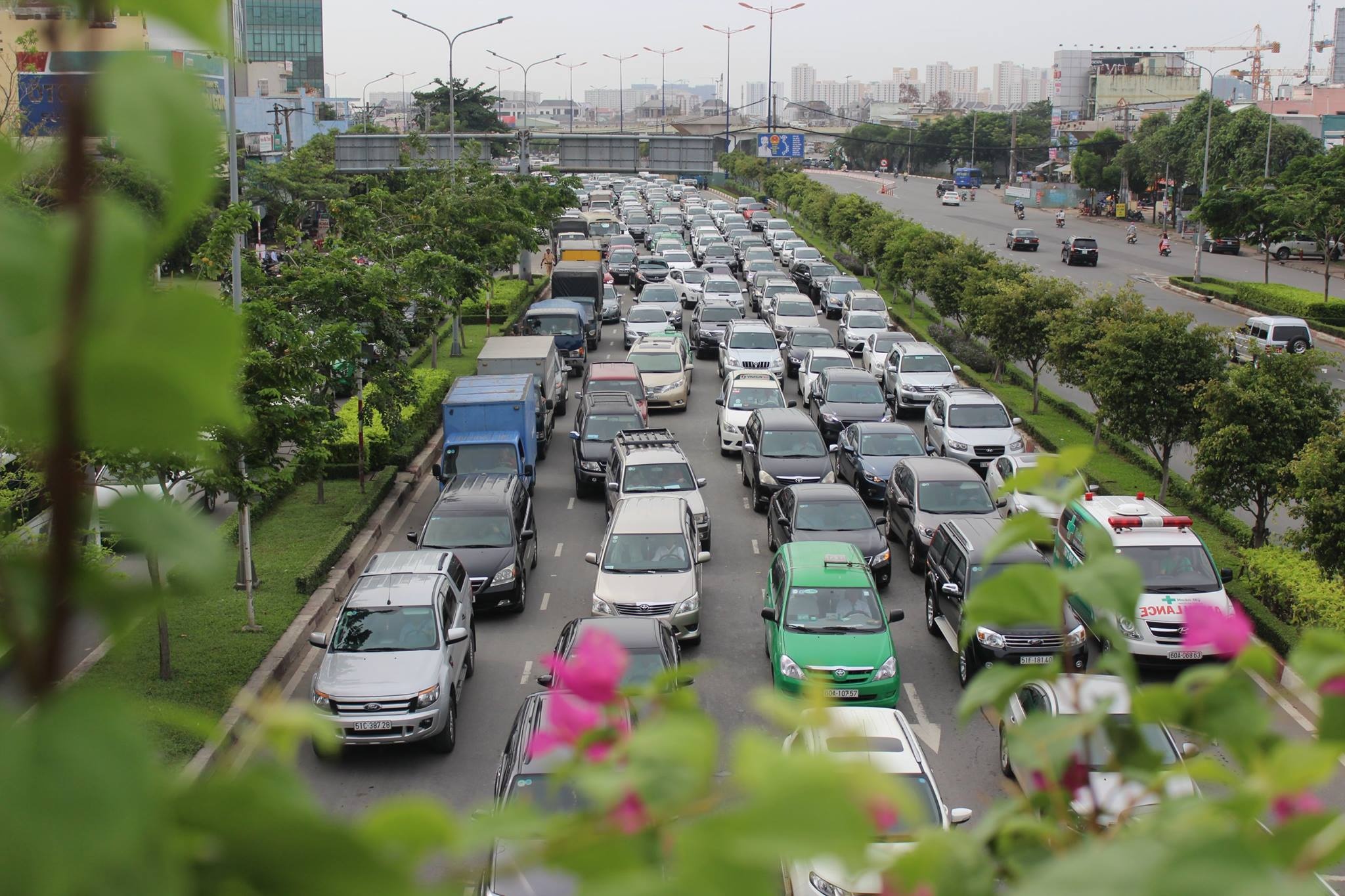 Oto noi duoi 2 km vao sang som o cua ngo Sai Gon hinh anh