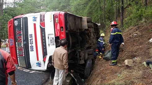 Hai xe khach tong nhau tren deo Prenn, 7 nguoi chet hinh anh