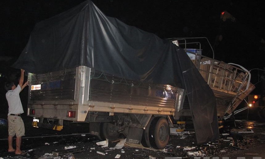 Xe container tong oto tai, 3 nguoi thiet mang hinh anh