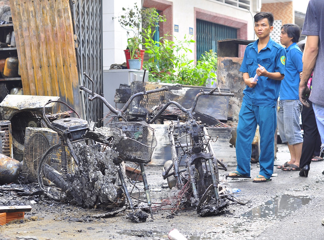 4 nguoi trong gia dinh chet chay luc rang sang hinh anh