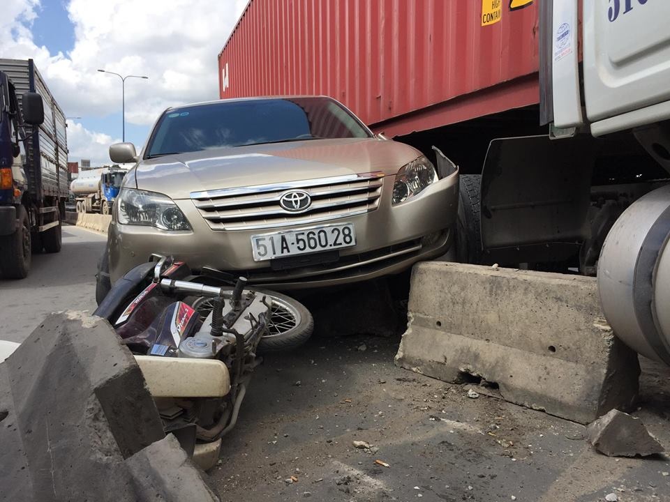 Xe container tong bep rum oto tren xa lo Ha Noi hinh anh