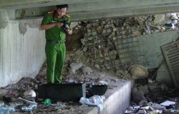 Thung go nghi chua xac thai nhi troi tren rach o Sai Gon hinh anh