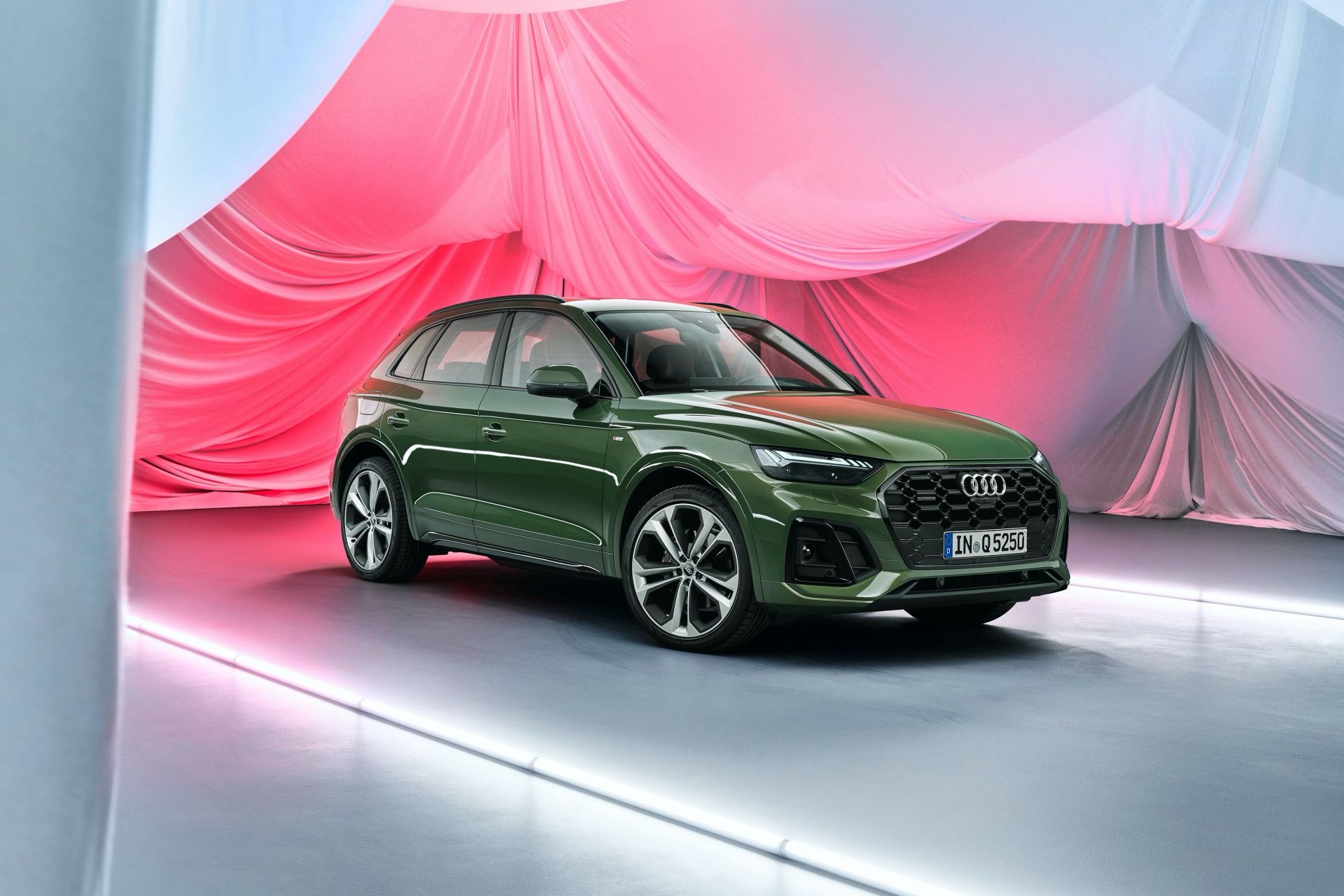 Audi Q5 2021 ra mat, doi thiet ke va them cong nghe hinh anh
