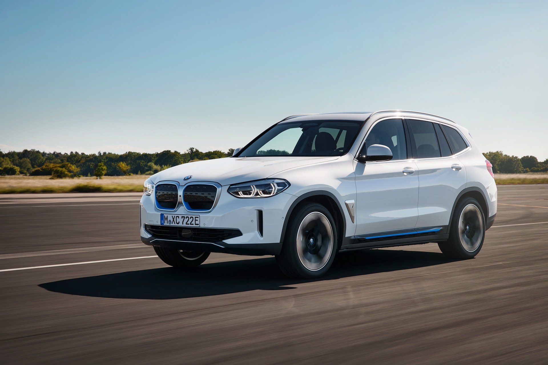 BMW iX3 ra mat - SUV chay dien dau tien cua hang xe Duc hinh anh