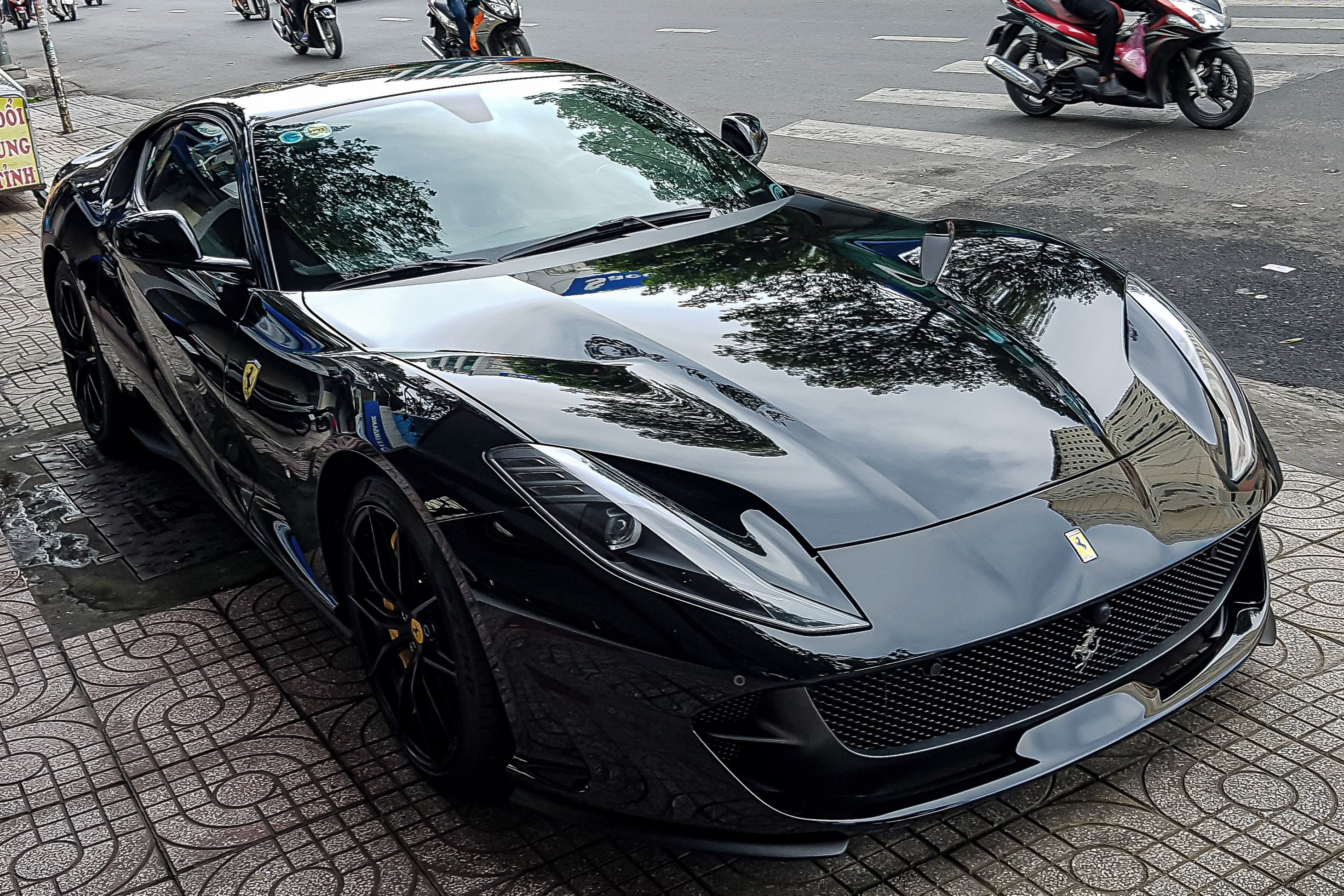 Chi tiet Ferrari 812 Superfast thu 2 tai Viet Nam hinh anh