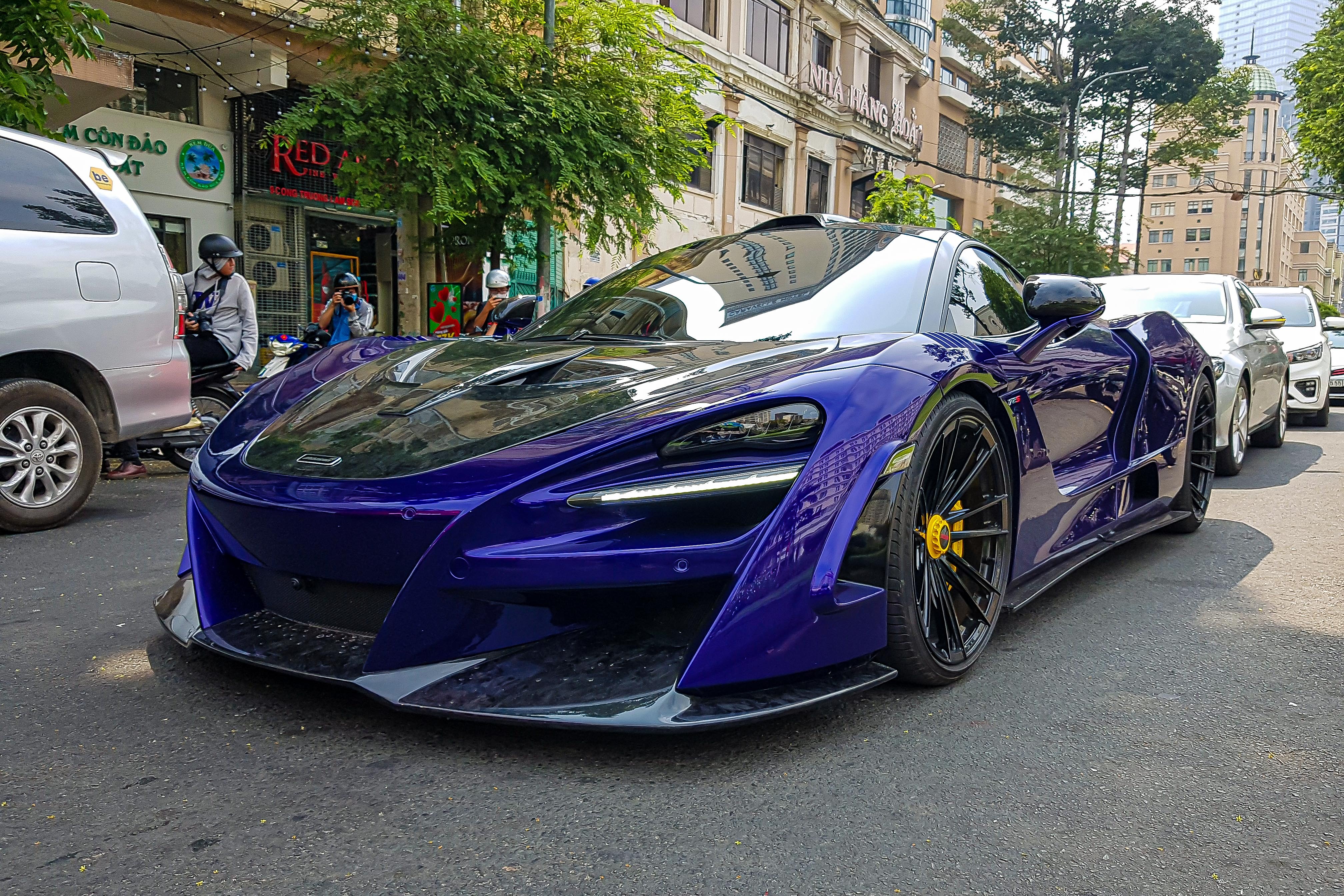 Ferrari F8 Spider dau tien tai Viet Nam xuong pho anh 12