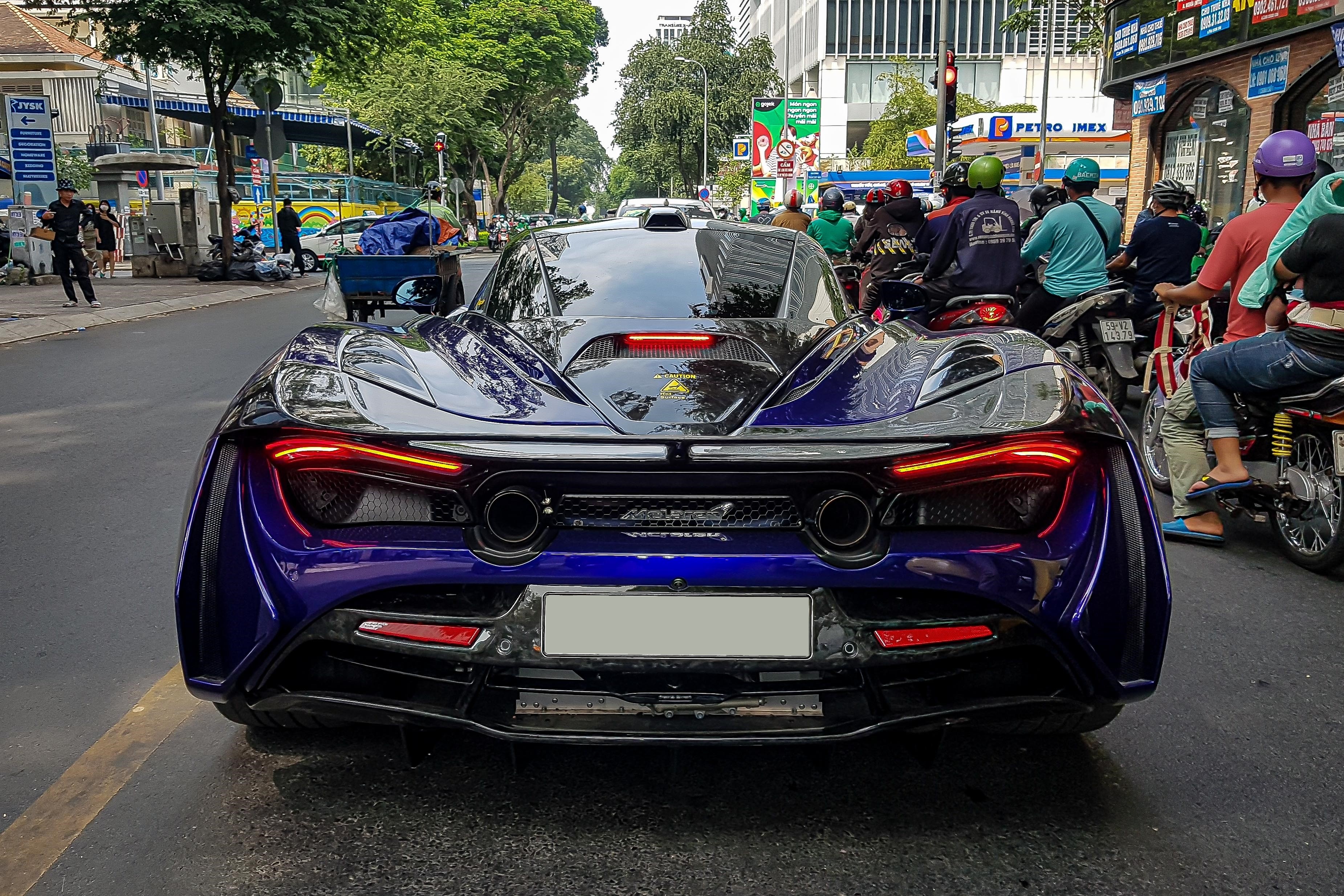 Ferrari F8 Spider dau tien tai Viet Nam xuong pho anh 14