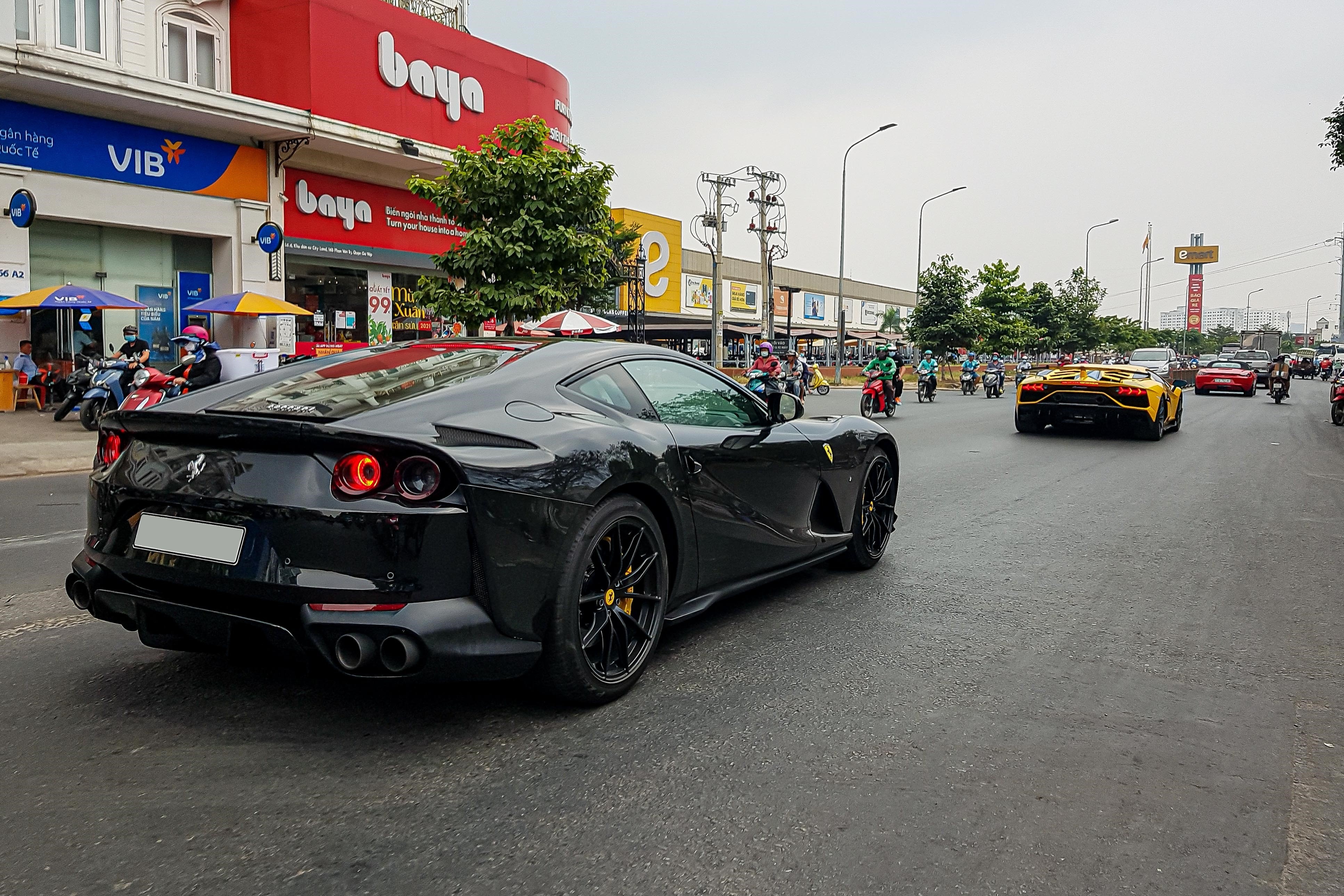 Ferrari F8 Spider dau tien tai Viet Nam xuong pho anh 8