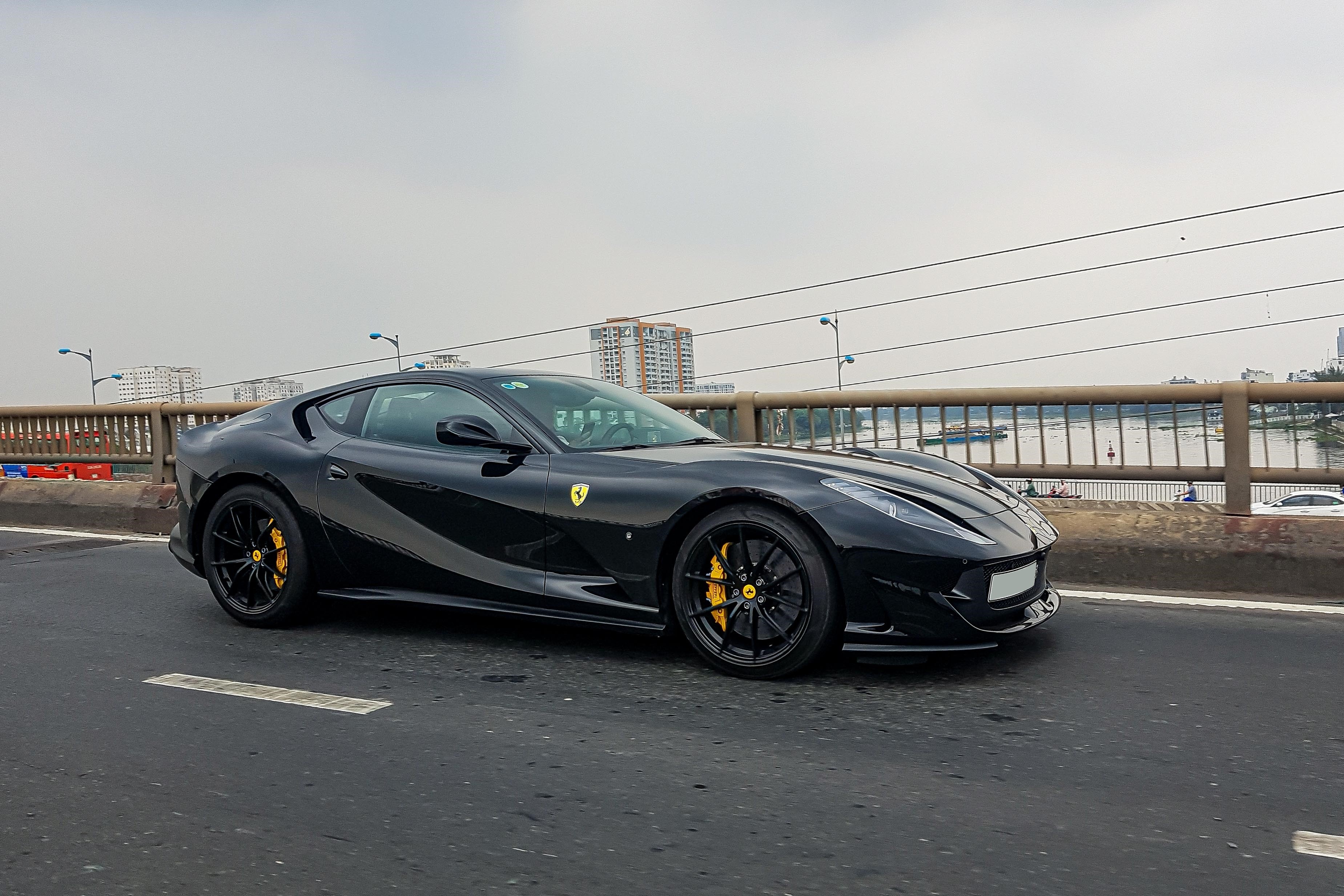 Ferrari F8 Spider dau tien tai Viet Nam xuong pho anh 6