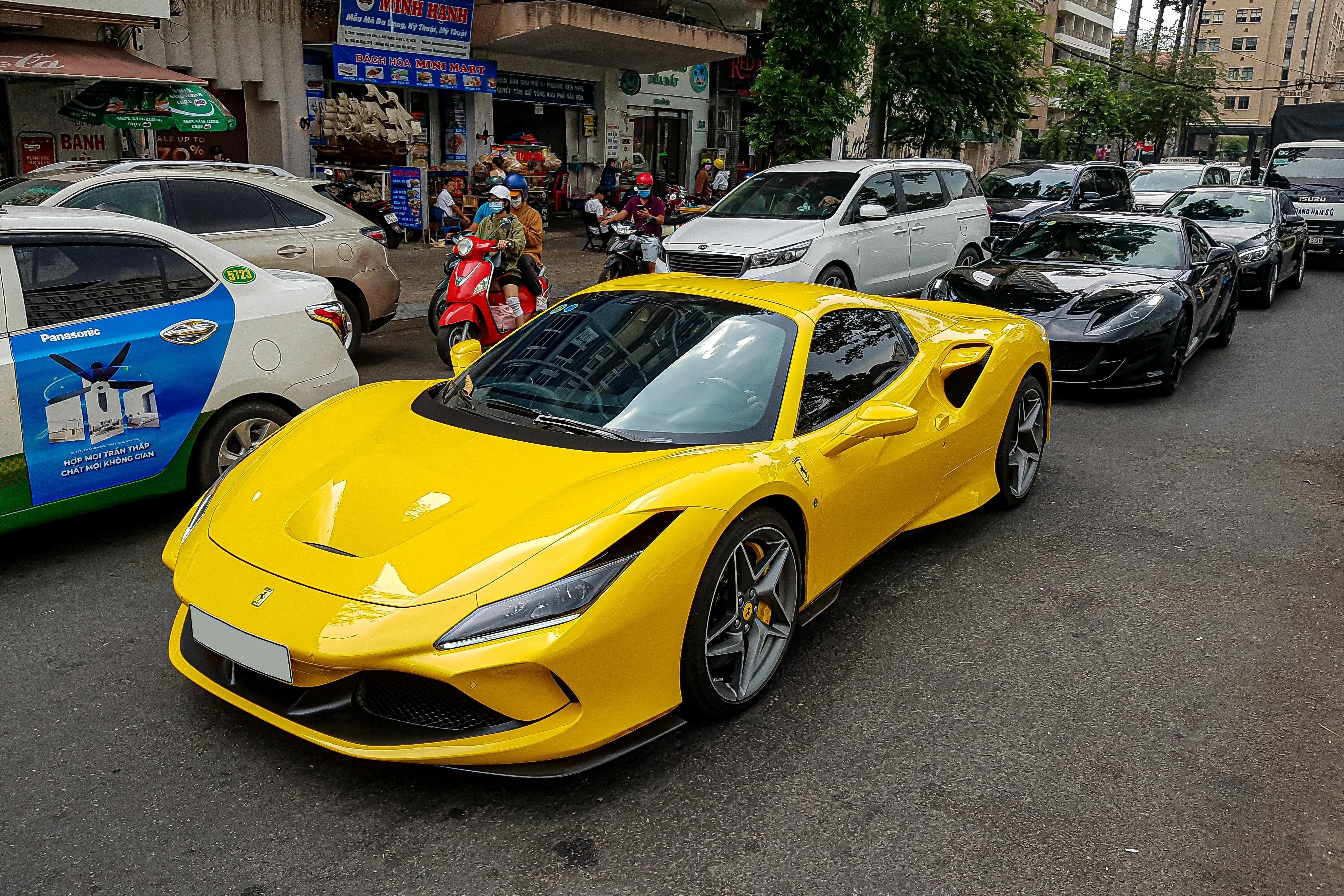 Ferrari F8 Spider dau tien tai Viet Nam xuong pho anh 3