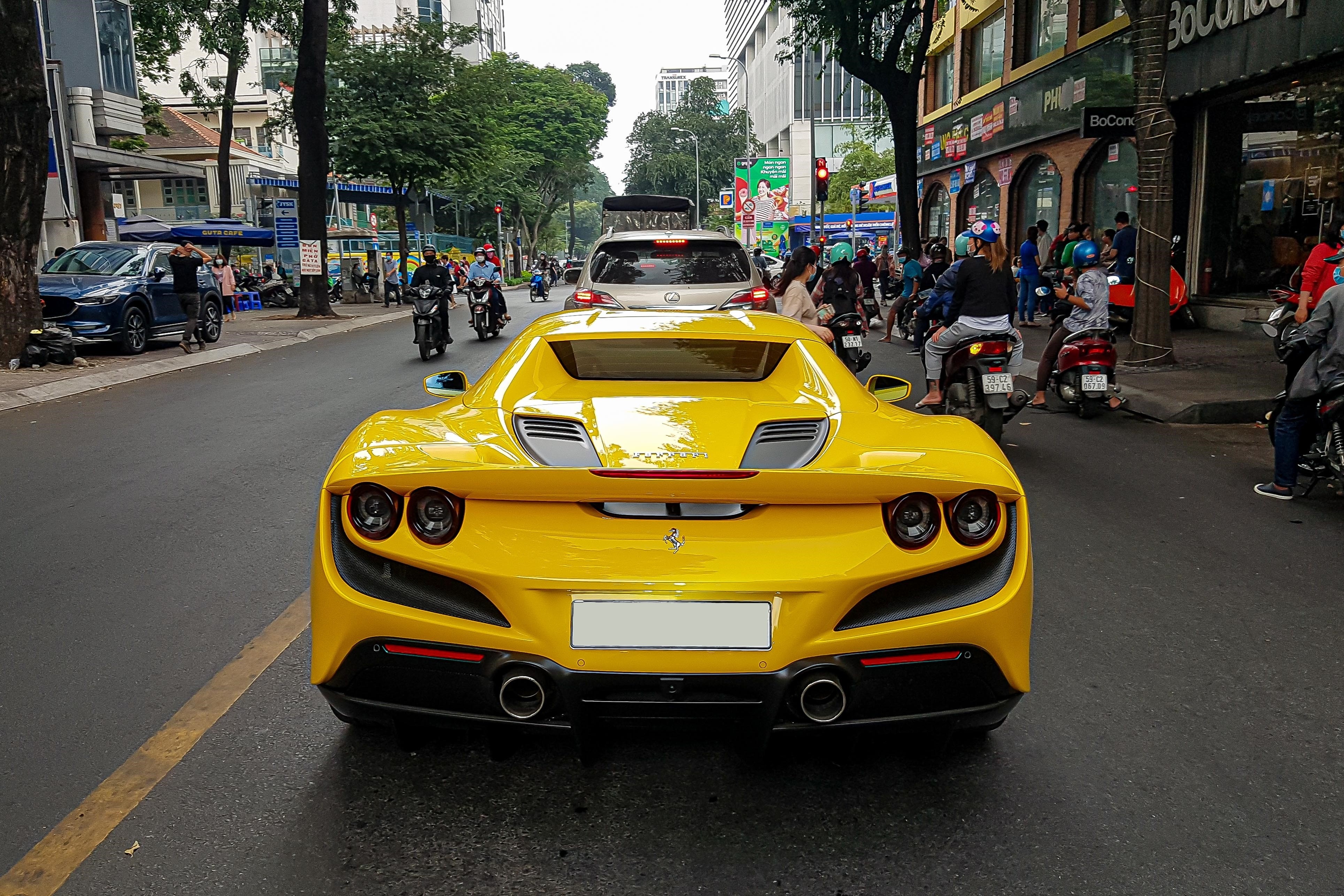 Ferrari F8 Spider dau tien tai Viet Nam xuong pho anh 2