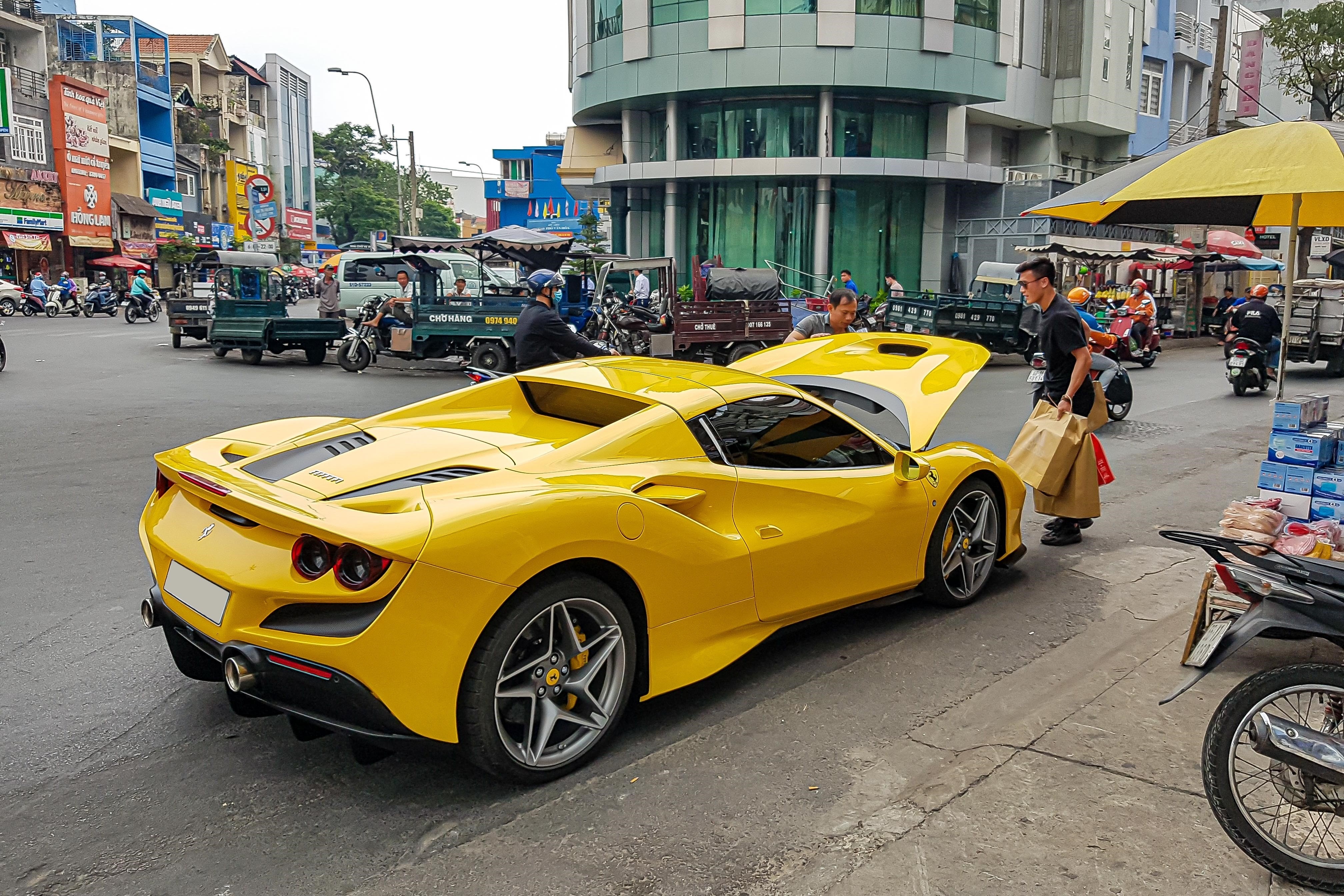 Ferrari F8 Spider dau tien tai Viet Nam xuong pho anh 4