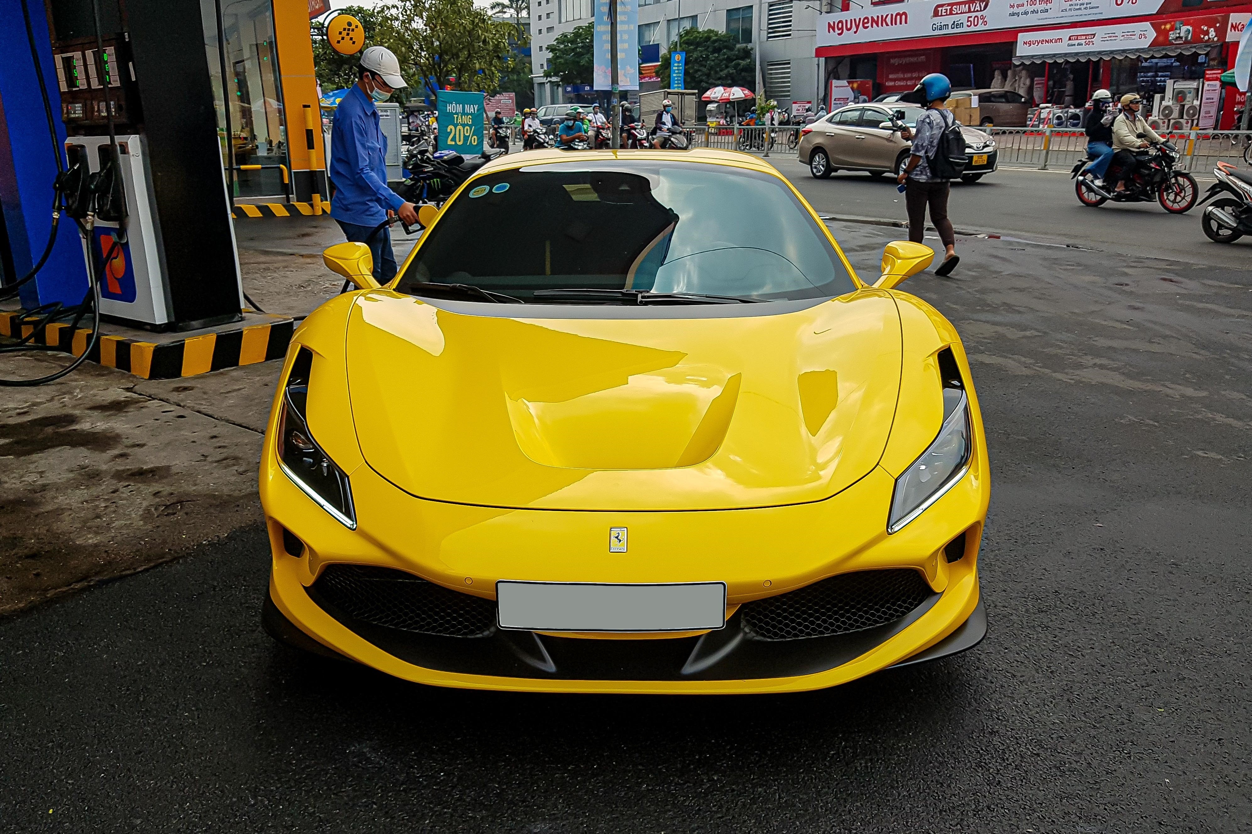 Ferrari F8 Spider dau tien tai Viet Nam xuong pho anh 1