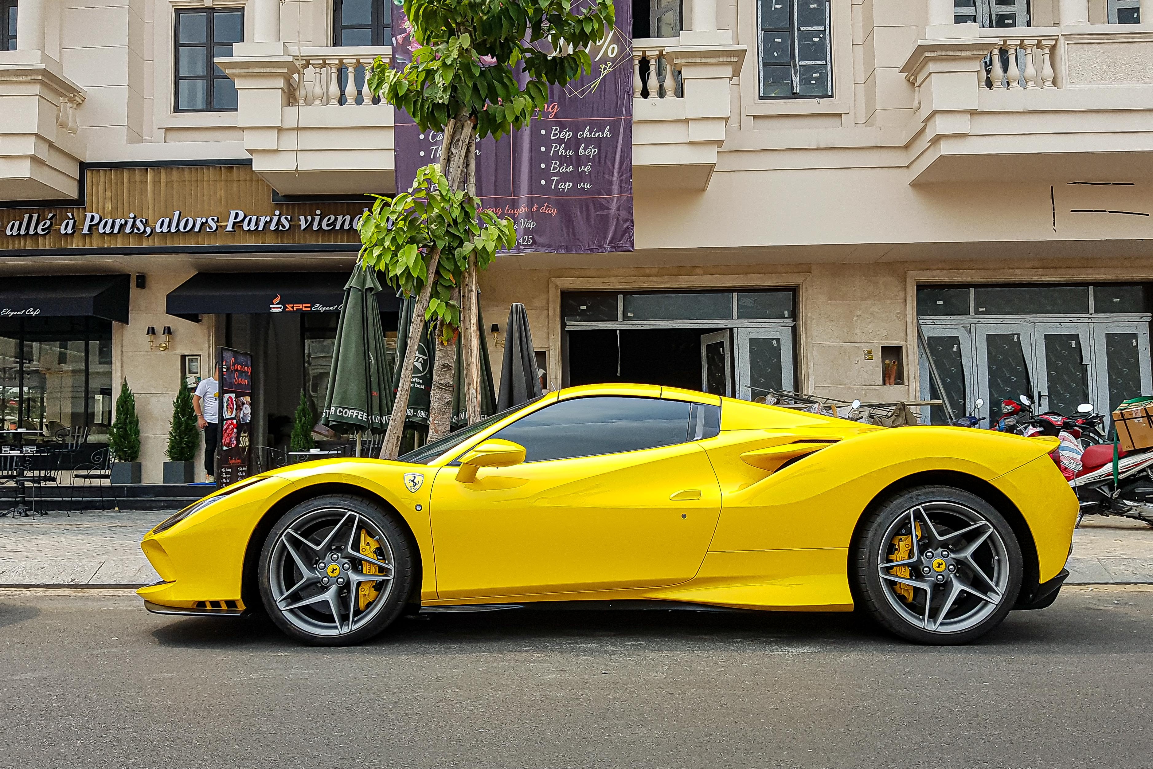 Ferrari F8 Spider dau tien tai Viet Nam xuong pho anh 5