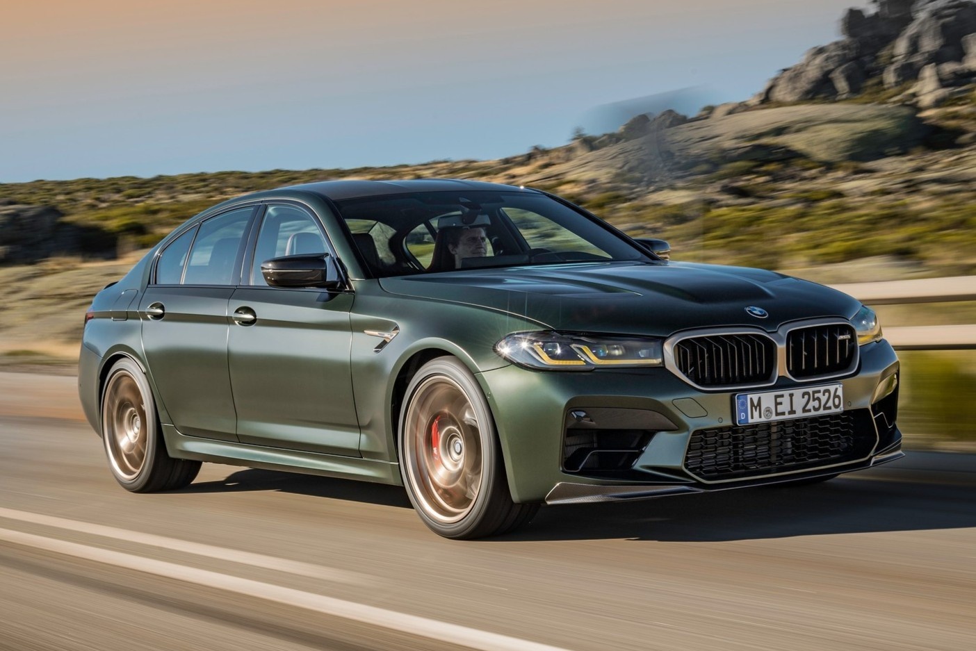 BMW M5 CS duoc ra mat, gia 142.000 USD hinh anh