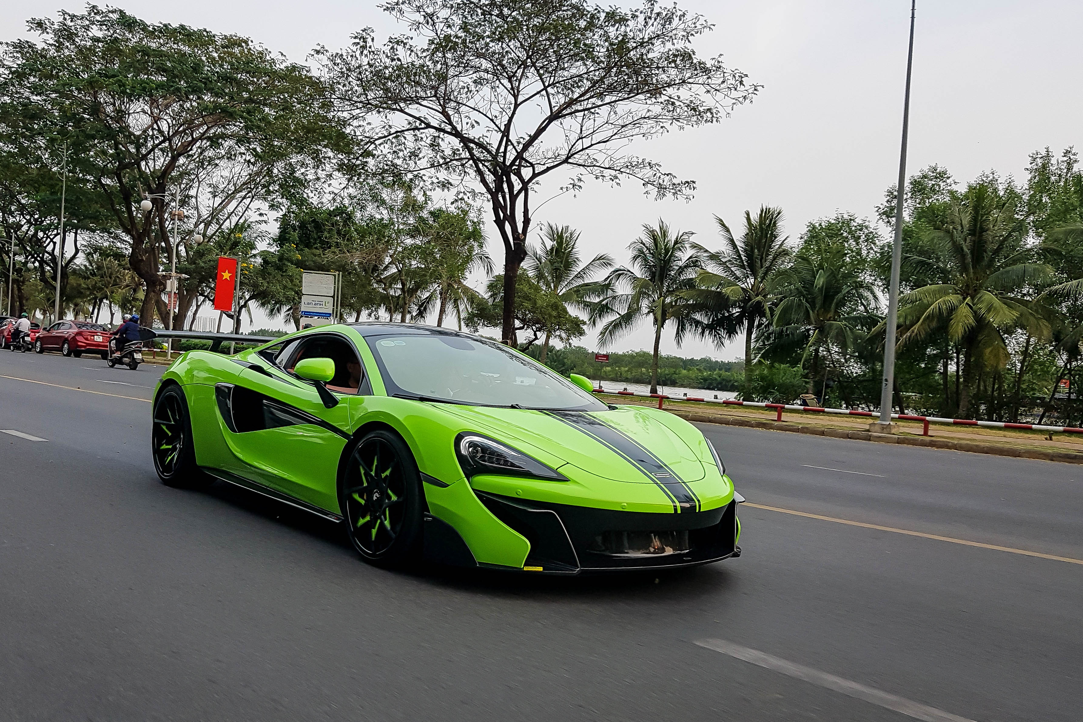 McLaren 570S voi goi do Vorsteiner hang doc tai Viet Nam anh 1