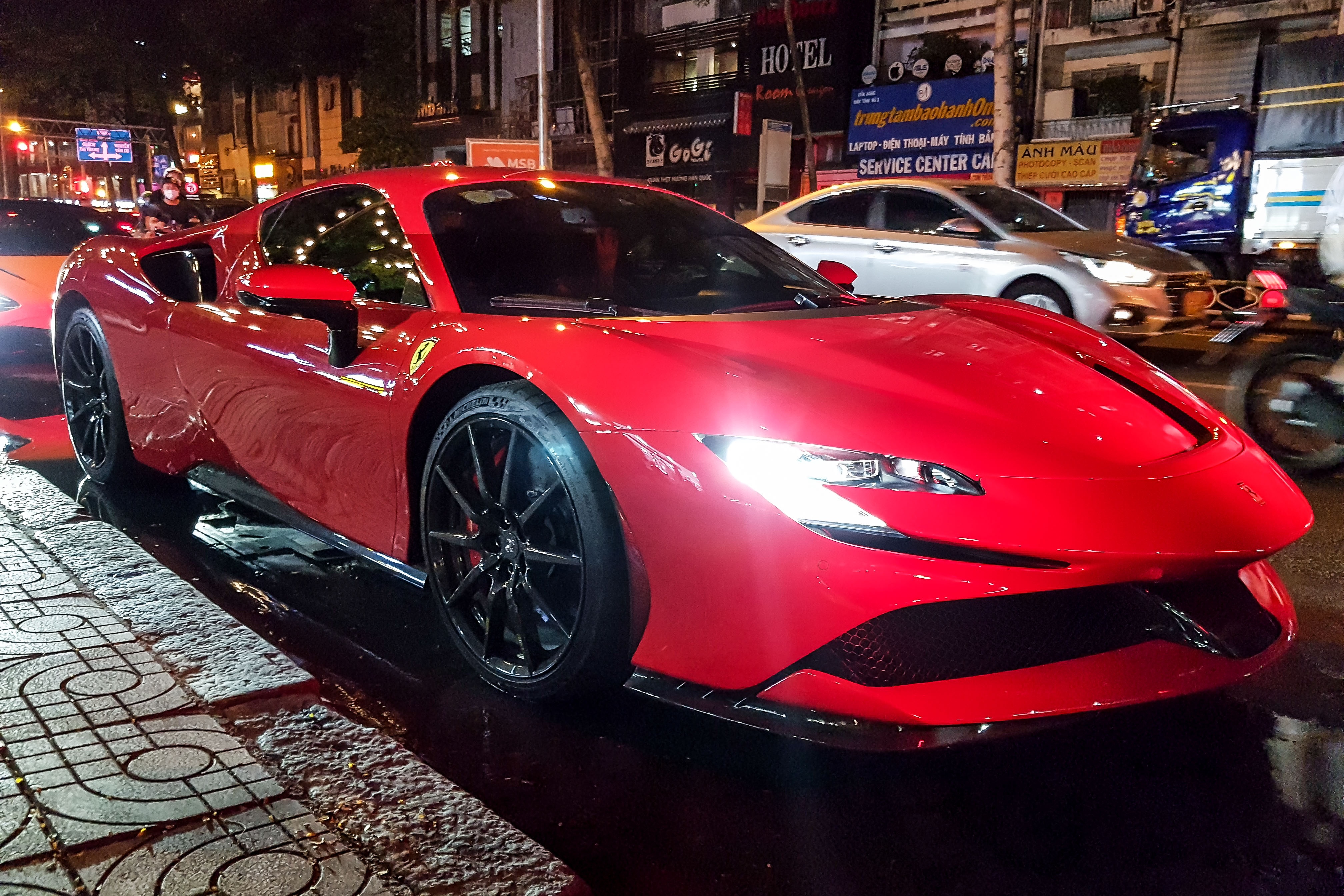 Ferrari SF90 Stradale dau tien tai Viet Nam xuat hien tren duong pho hinh anh