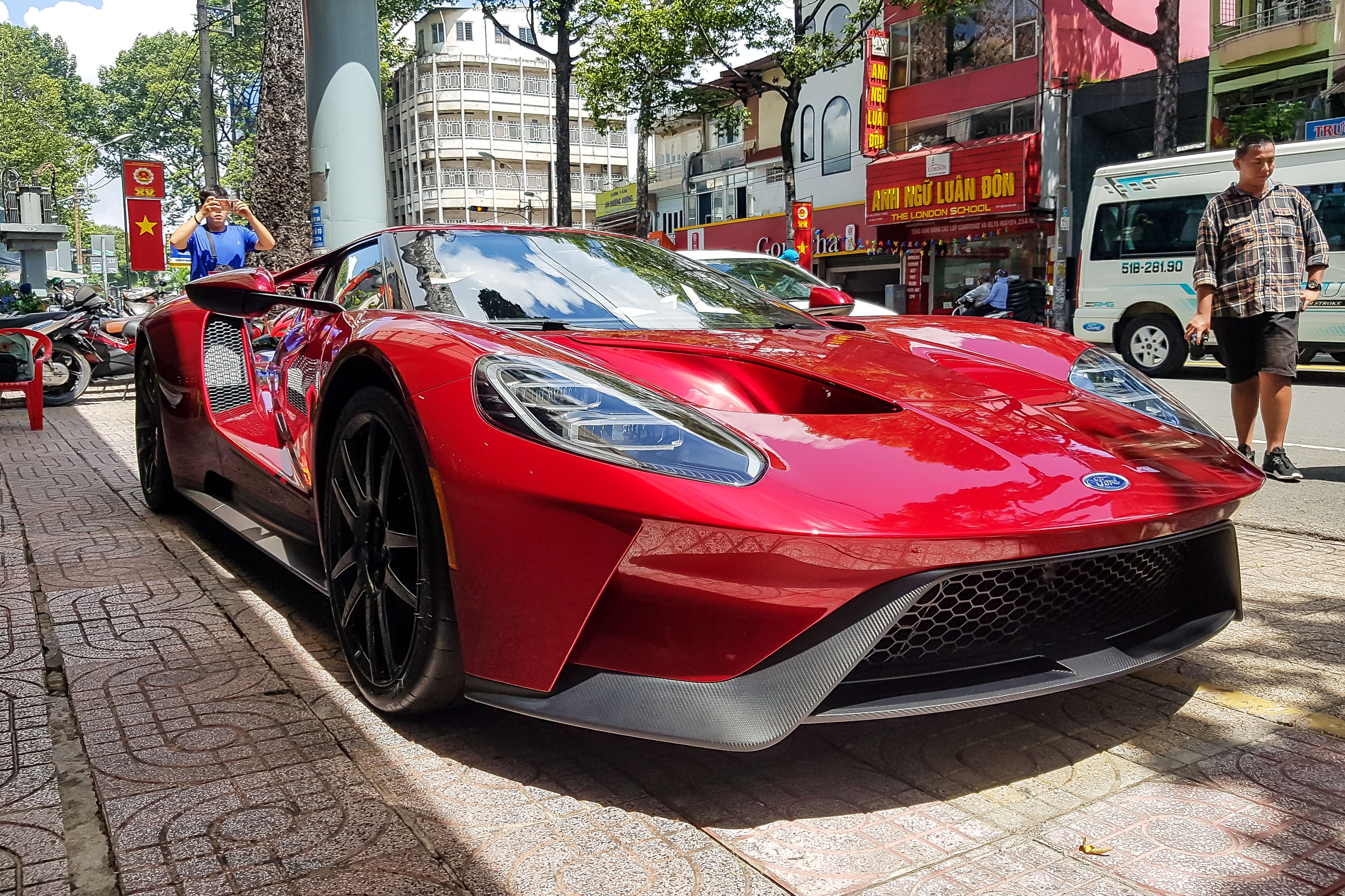 Loạt siêu xe đắt giá nhất được nhập về Việt Nam ảnh 10 Loat sieu xe dat gia nhat duoc nhap ve Viet Nam anh 10