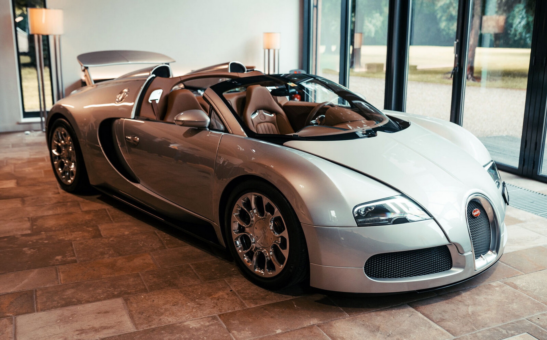 Bugatti phuc che sieu xe Veyron Grand Sport 13 nam tuoi hinh anh