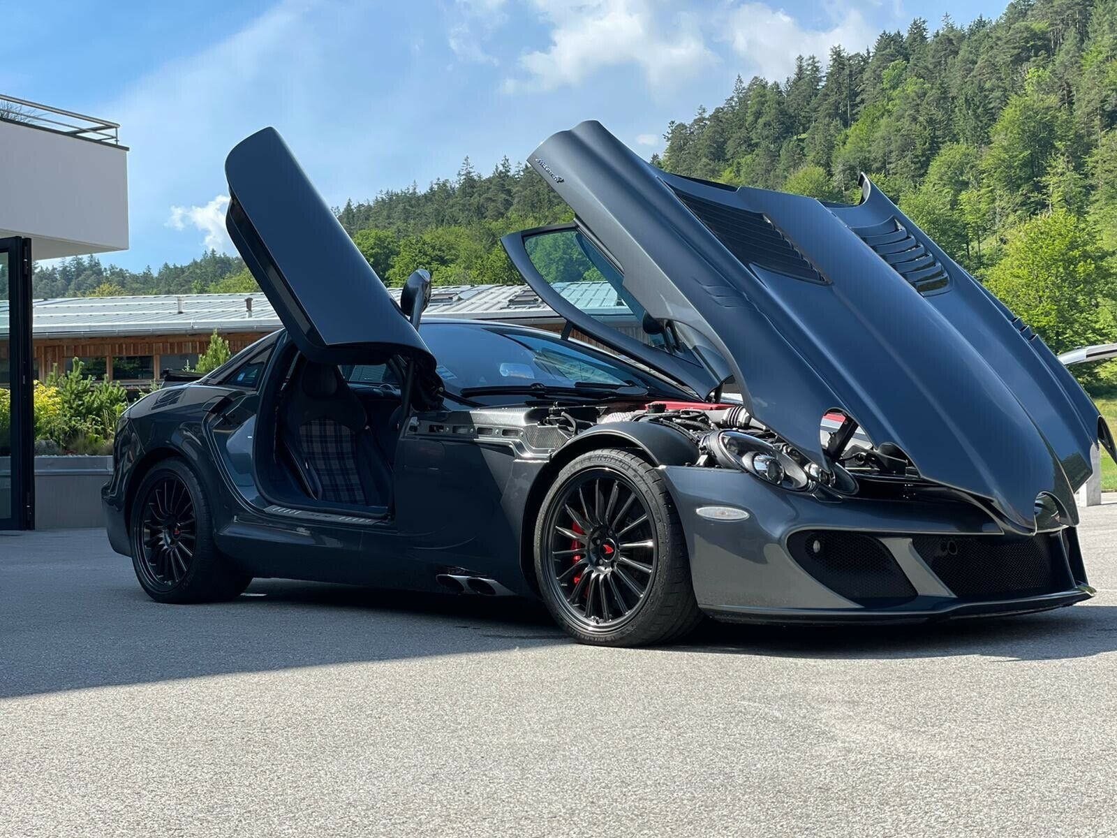 Mercedes-Benz SLR McLaren Edition duoc rao ban voi gia cao ky luc hinh anh