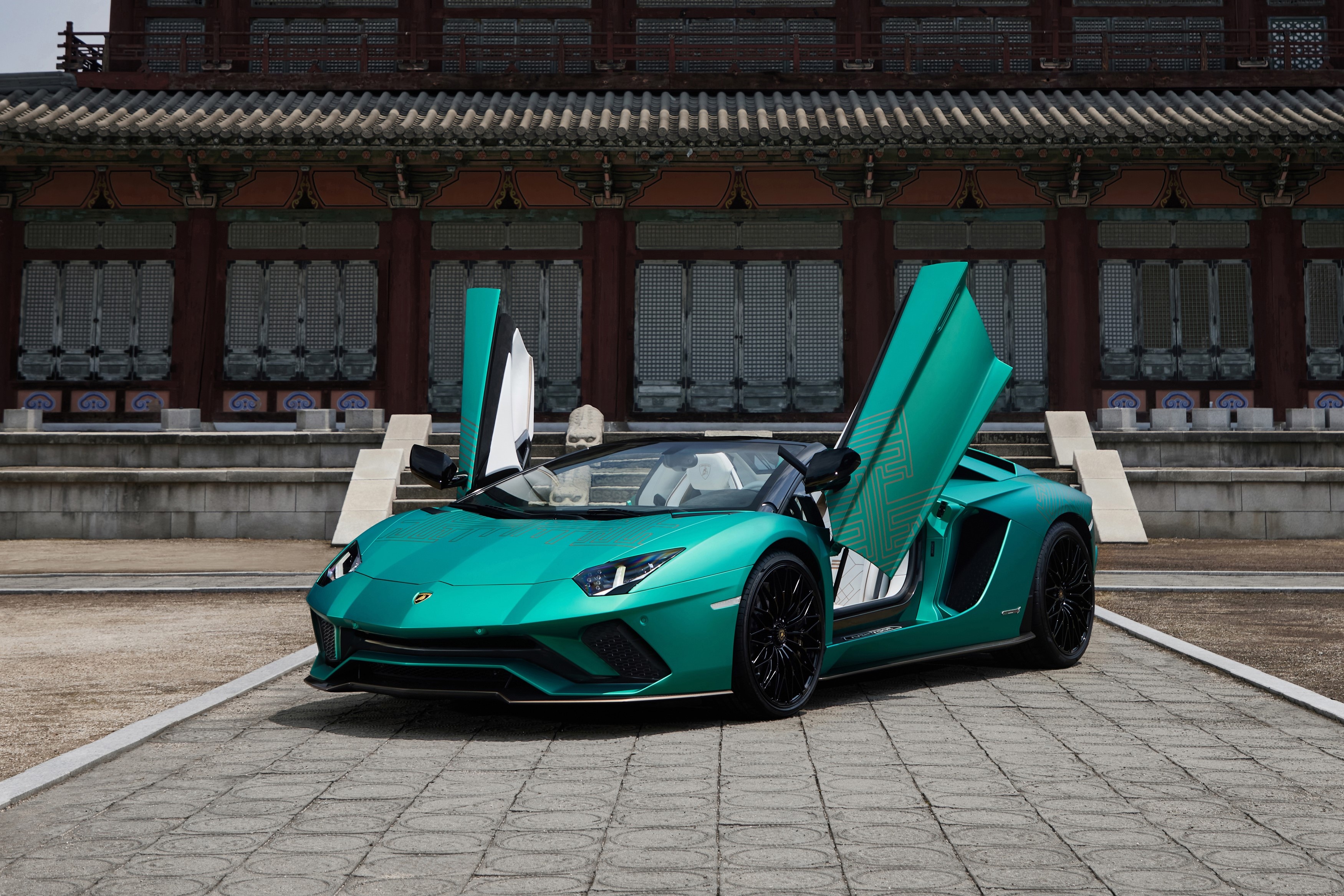 Lamborghini Aventador S Roadster phien ban Han Quoc duoc ra mat hinh anh