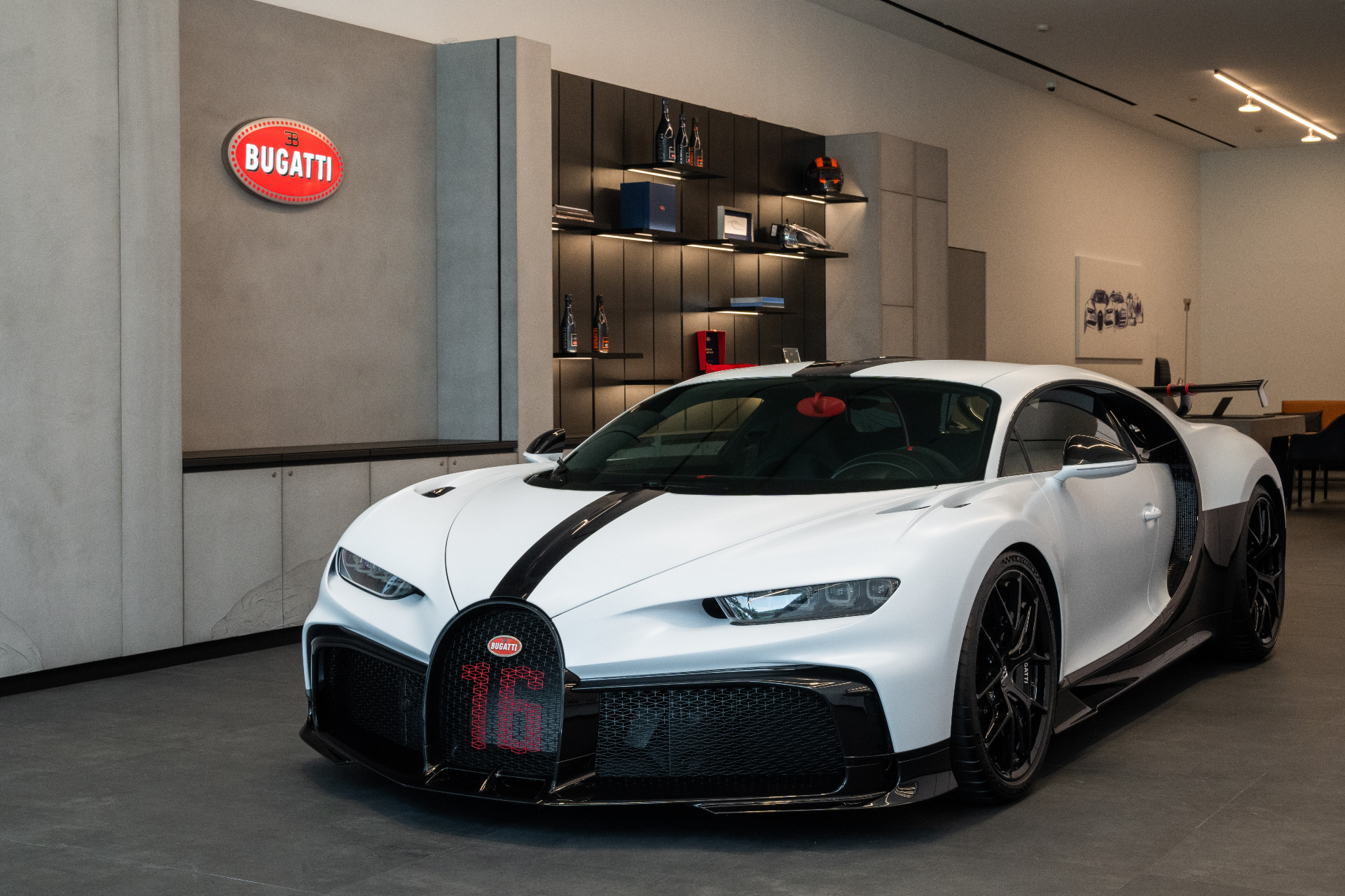 Bugatti mo showroom dau tien tai Singapore hinh anh