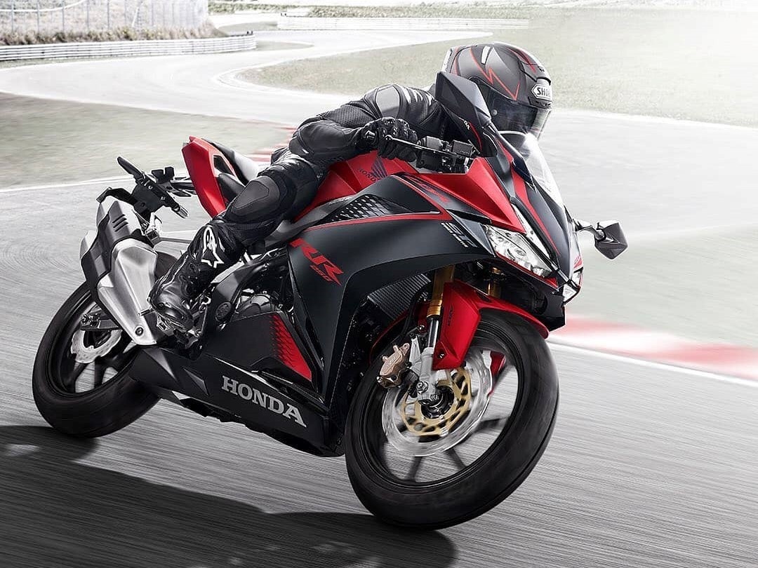 Honda CBR250RR co mau tem moi Bravery Red Black hinh anh