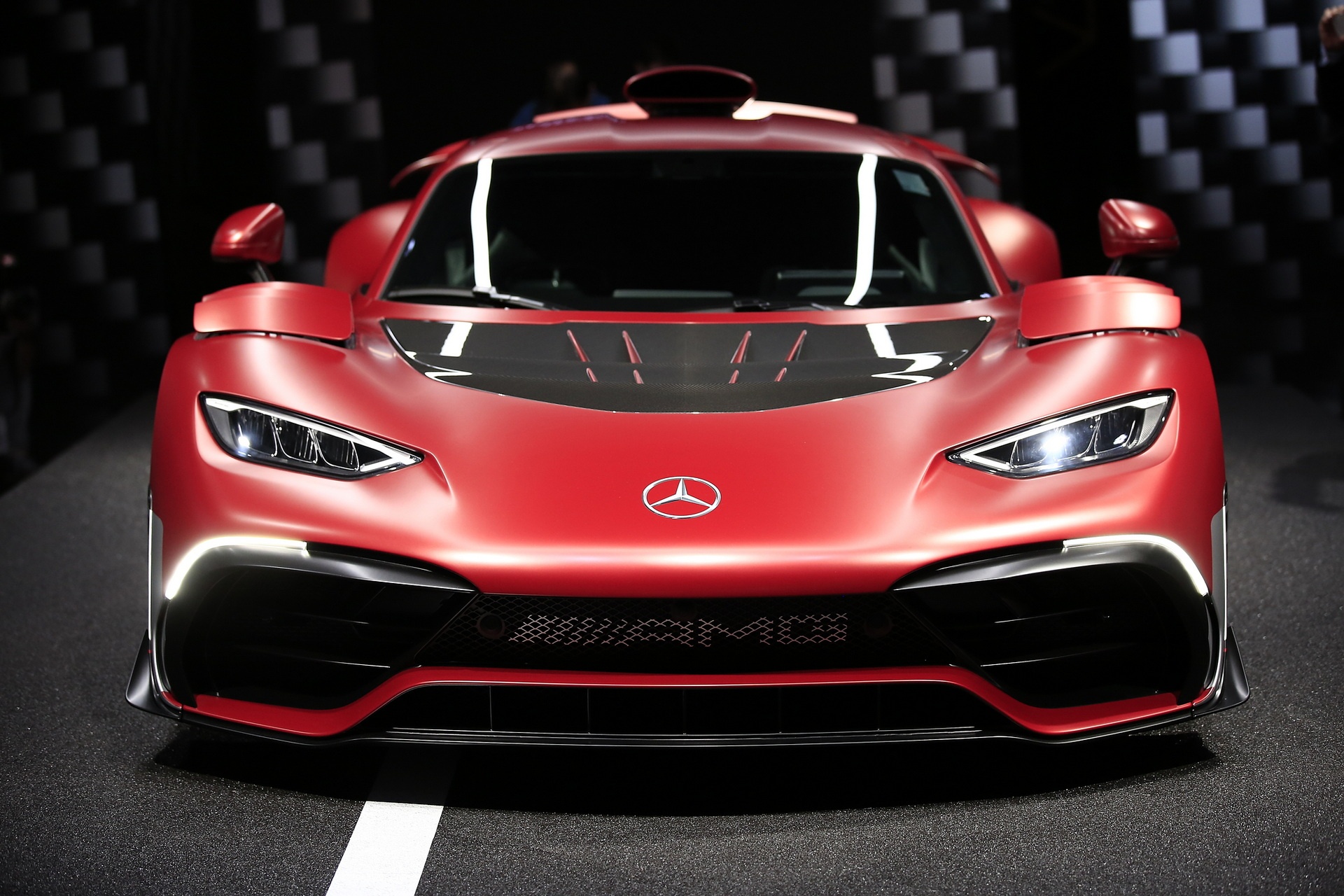 Tai sao Mercedes-AMG One van chua the lan banh tren duong pho? hinh anh