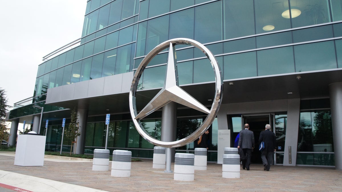 Mercedes-Benz cat giam 10% so luong showroom tren toan cau hinh anh