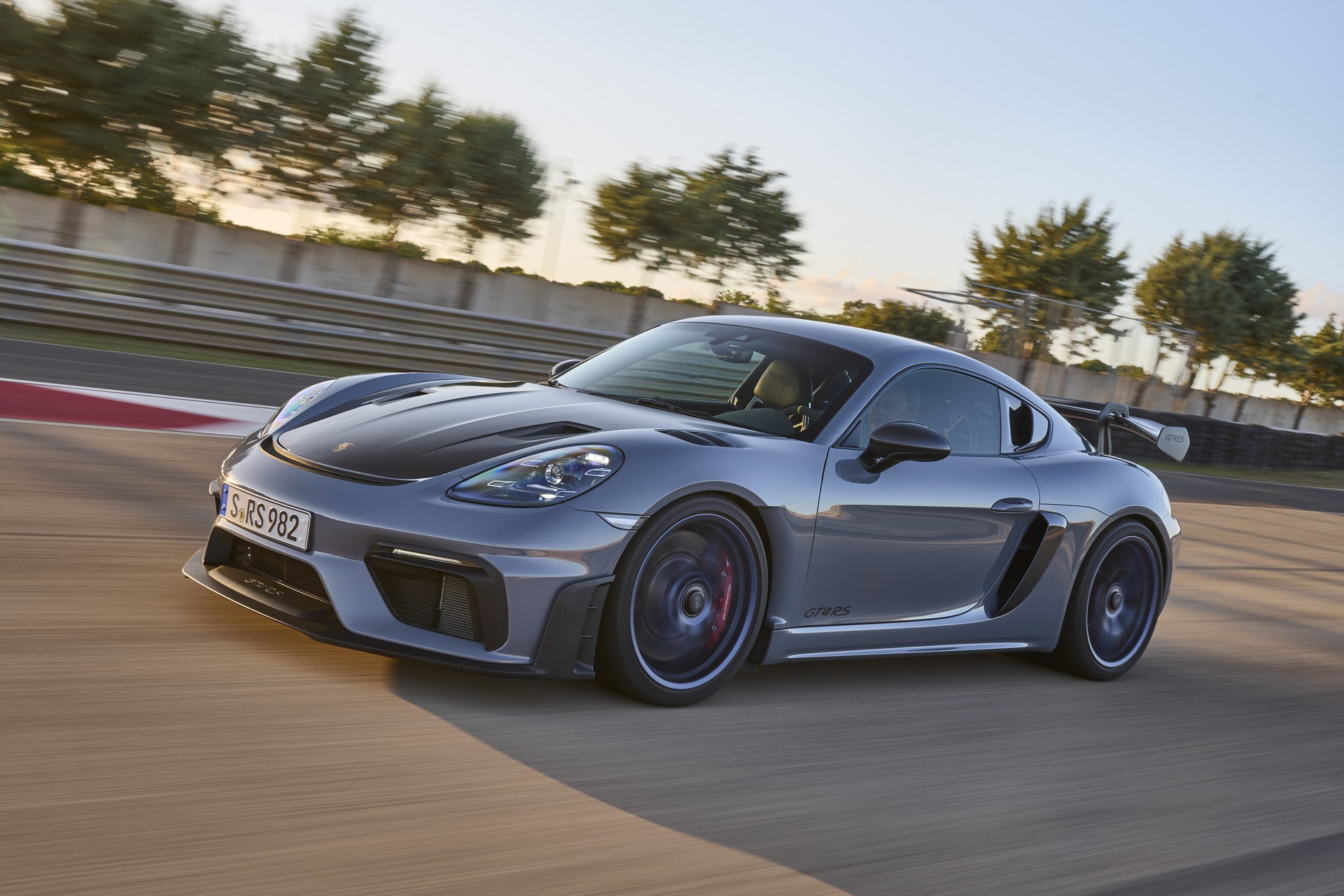 Chi tiet Porsche 718 Cayman GT4 RS vua ra mat hinh anh