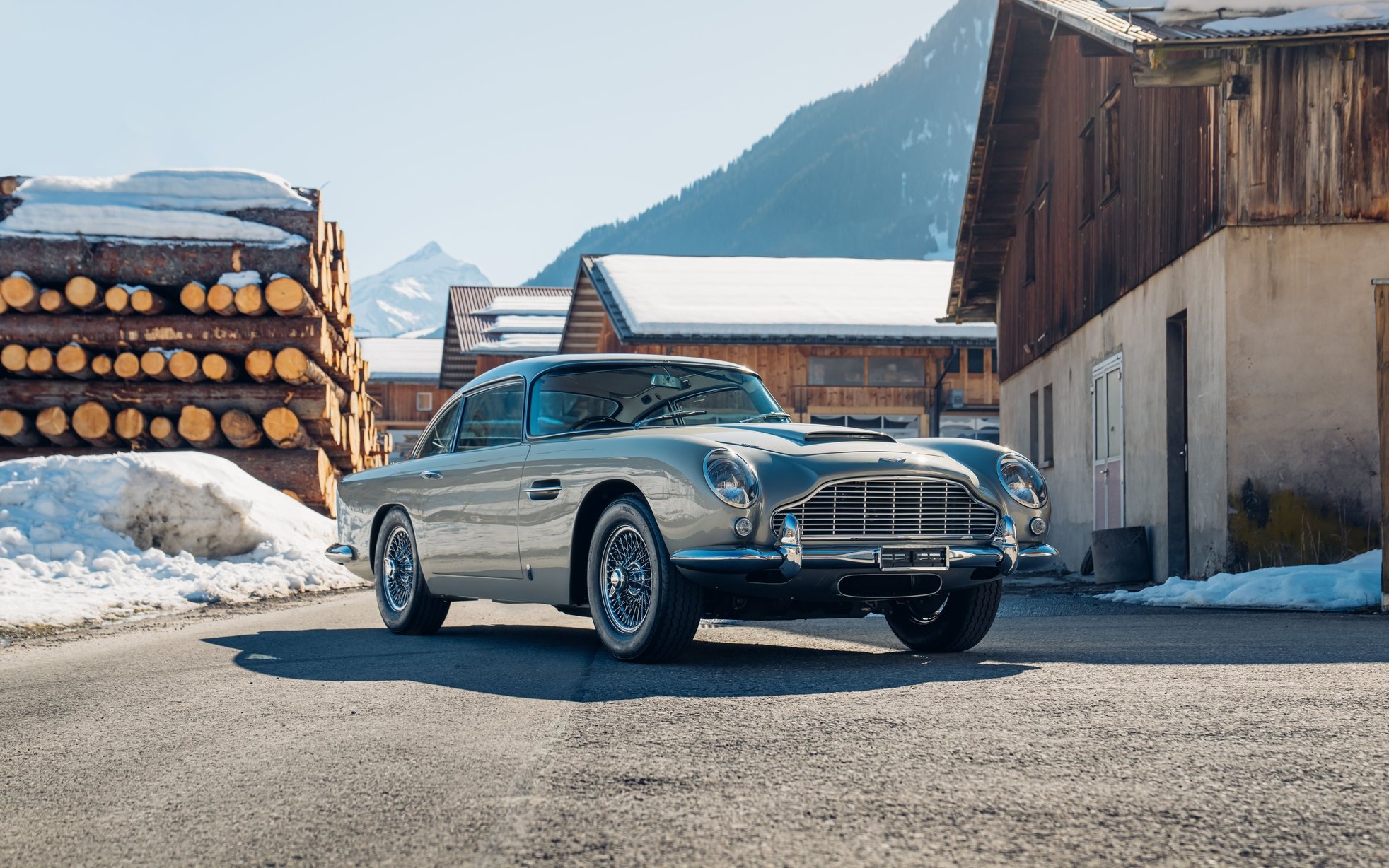 Chiec Aston Martin DB5 cua dien vien thu vai James Bond duoc dau gia hinh anh