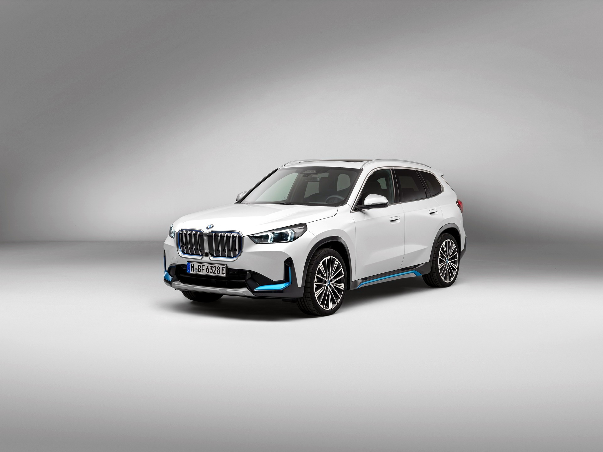 bmw x1 ra mat the he 3 anh 9