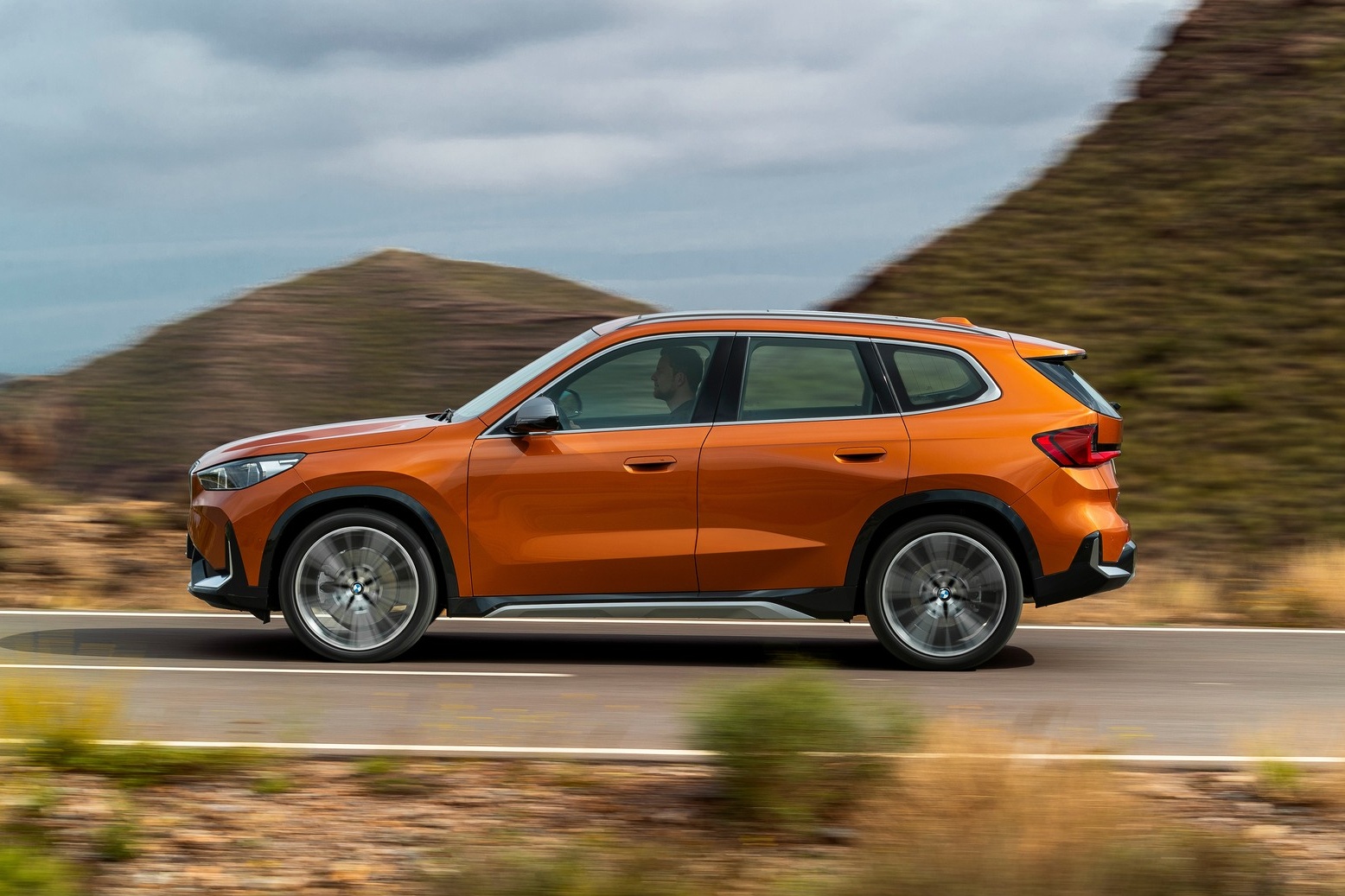 bmw x1 ra mat the he 3 anh 6